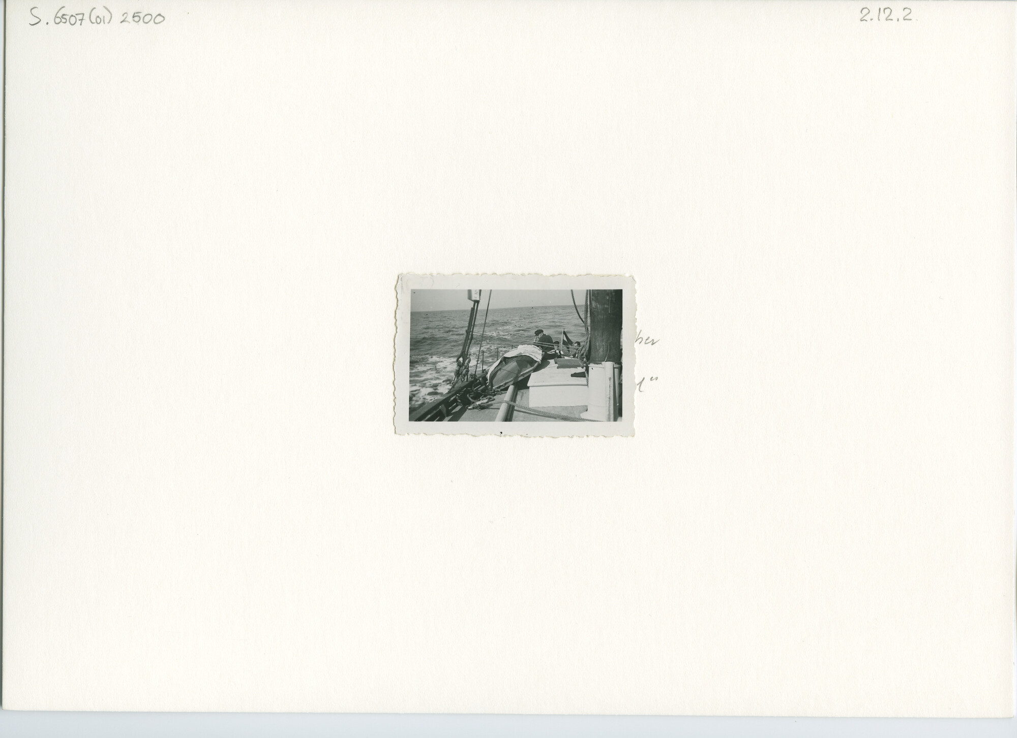 S.6507(01)2500; Dekaanzicht van de Brandaris I, type Colin Archer, zeilend op zee; foto