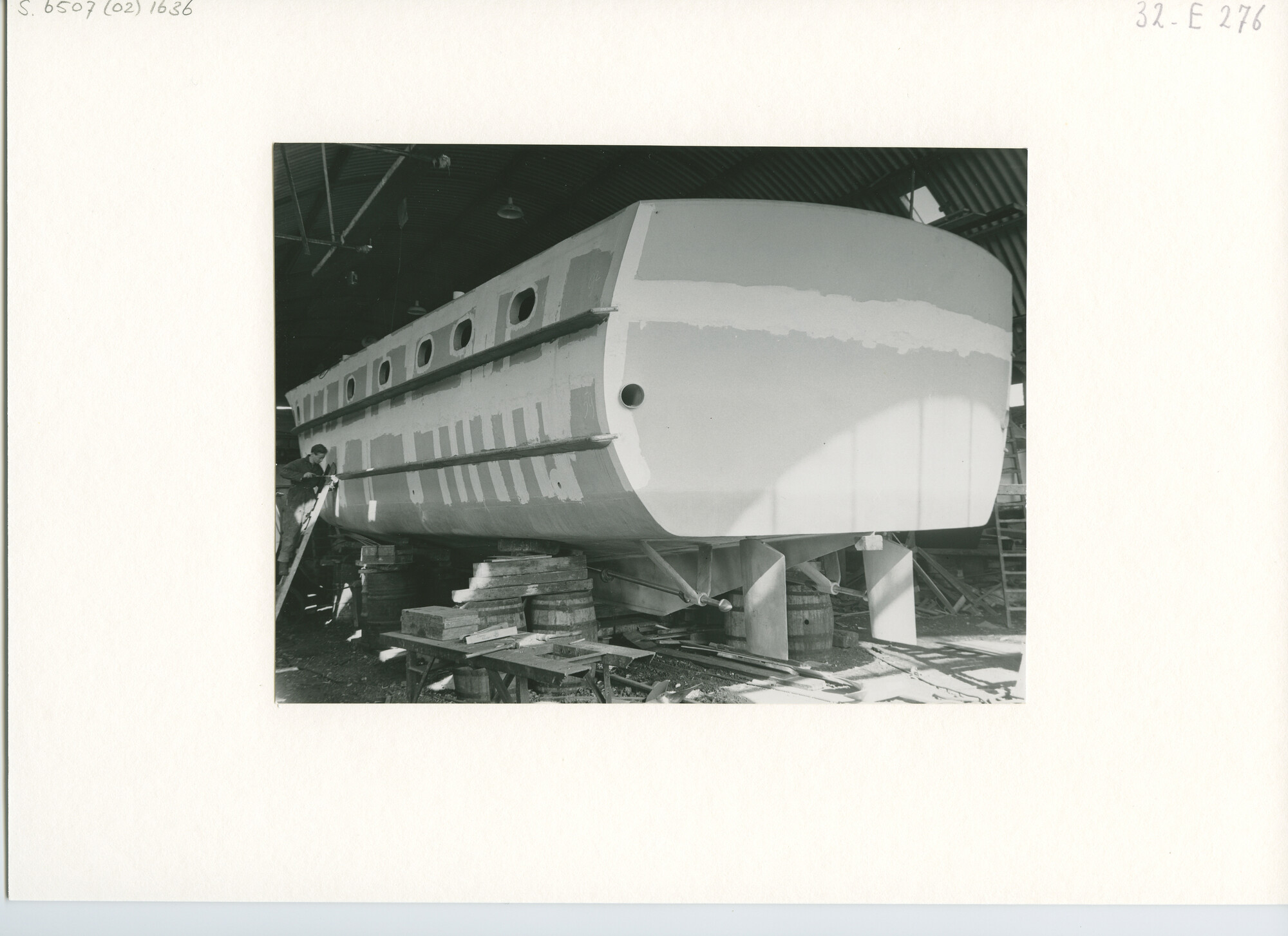 S.6507(02)1636.02; Zwart-wit foto van een drietal grote stalen motorjachten in verschillende stadia van afbouw; foto