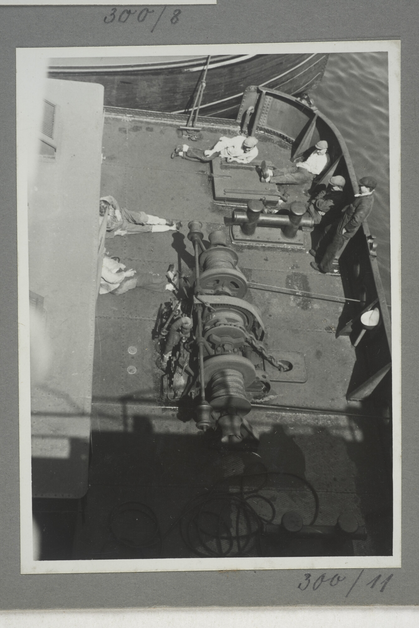 1998.2177; Omslag/ album met een grote hoeveelheid proeffoto's gemaakt door mw. A.M. Wolff-Koller in opdracht van de Gemeente Handelsinrichtingen in Amsterdam; omslag