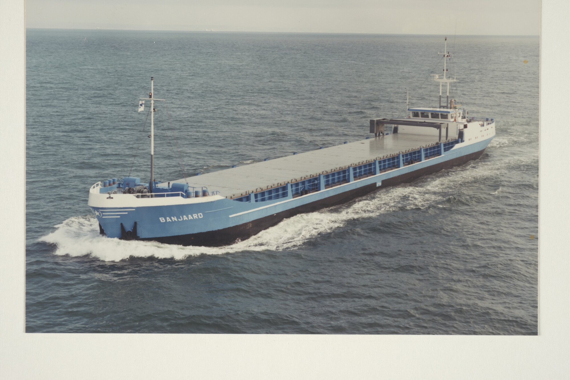 1999.0681; Luchtfoto van het container- en drogeladingschip ms. 'Banjaard' van Rederij Master BV uit Lemmer [...]; foto