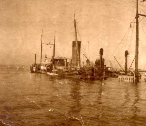 2001.2219; Het vrachtschip ss. 'Kangean', na een brand tot zinken gebracht op de Taag bij Lissabon; foto