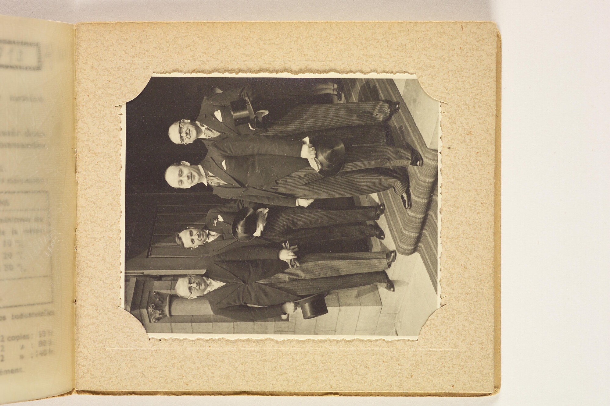S.5548(096); Album van J.D. van Schooten met foto's van zijn huwelijk 26 april 1939 te; fotoalbum