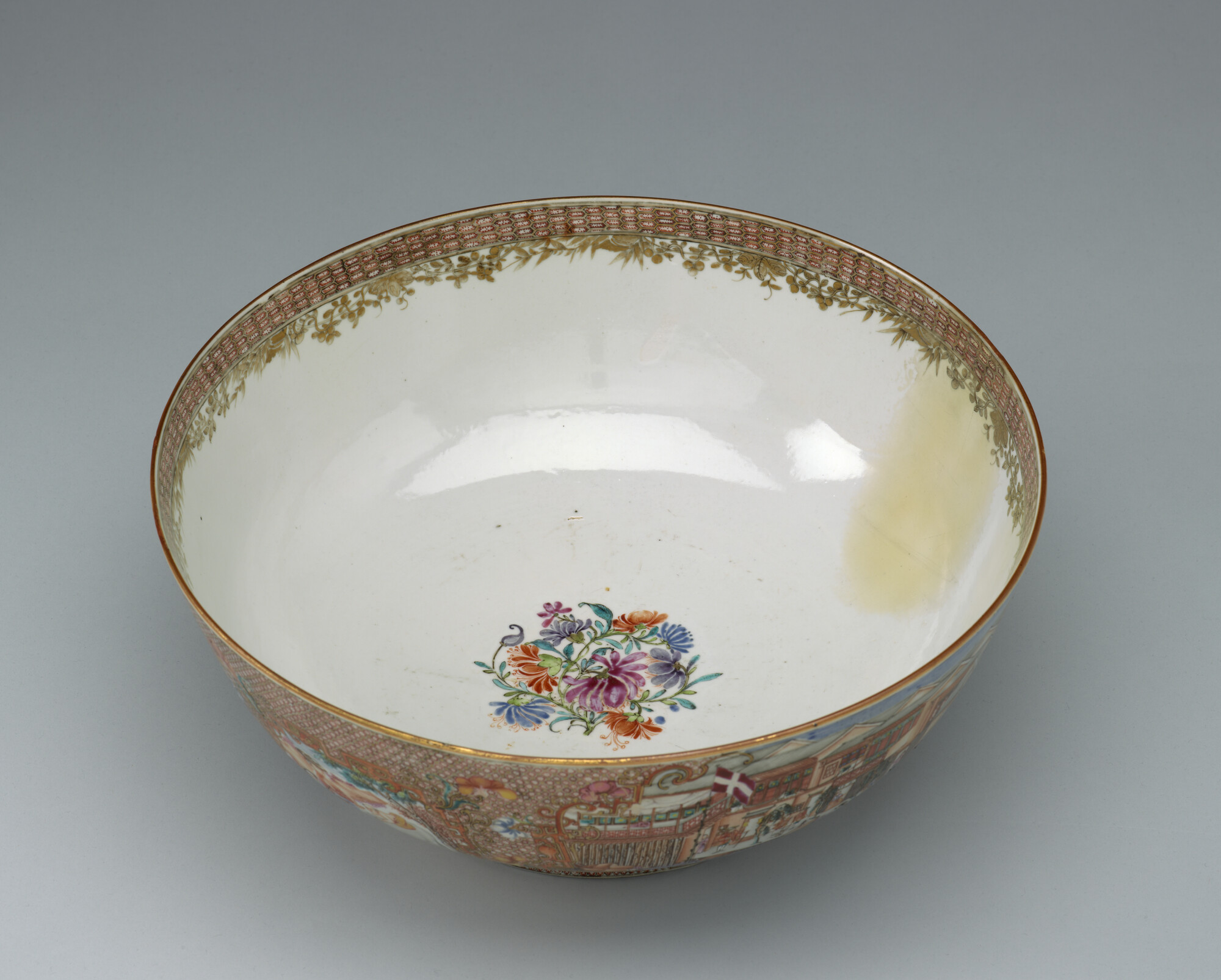 A.3484; Punchkom van Chinees porselein, met een afbeelding van de factorijen te Kanton; kom