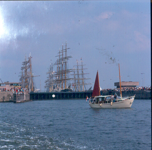 S.9100(7359); Sail Amsterdam 1975. Dia (sfeerbeeld) Sail Amsterdam 700. Windjammers in sluis van IJmuiden; diapositief