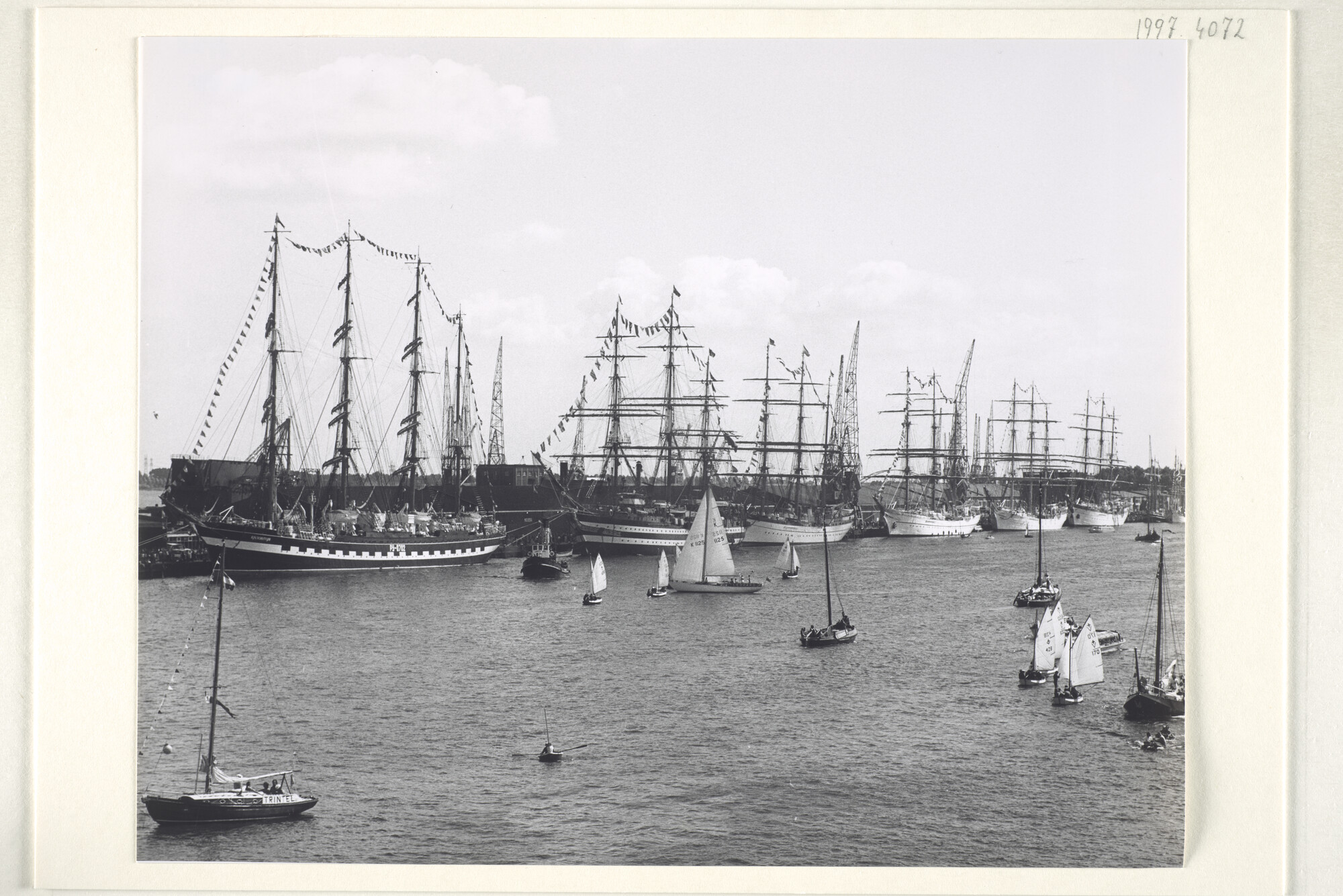 1997.4072; Tall-ships liggen afgemeerd aan de Javakade in Amsterdam tijdens Sail Amsterdam 1980; foto