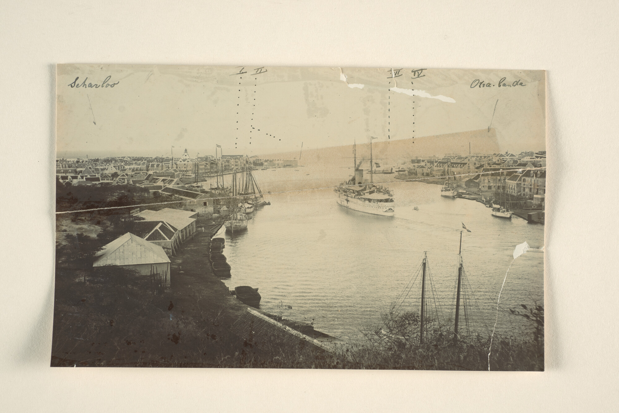 1994.7052; Het pantserschip Hr.Ms. De Ruyter vertrekt uit Curaçao; foto