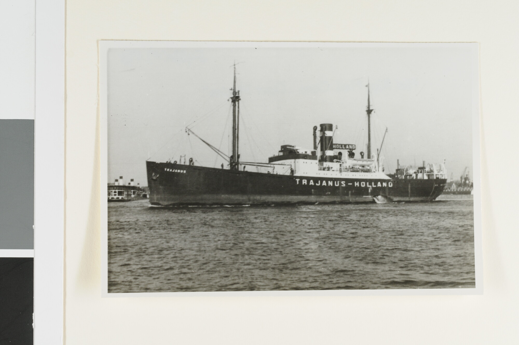S.4380(04)569; Het vrachtschip ss. Trajanus van de KNSM verlaat de haven van Amsterdam; foto