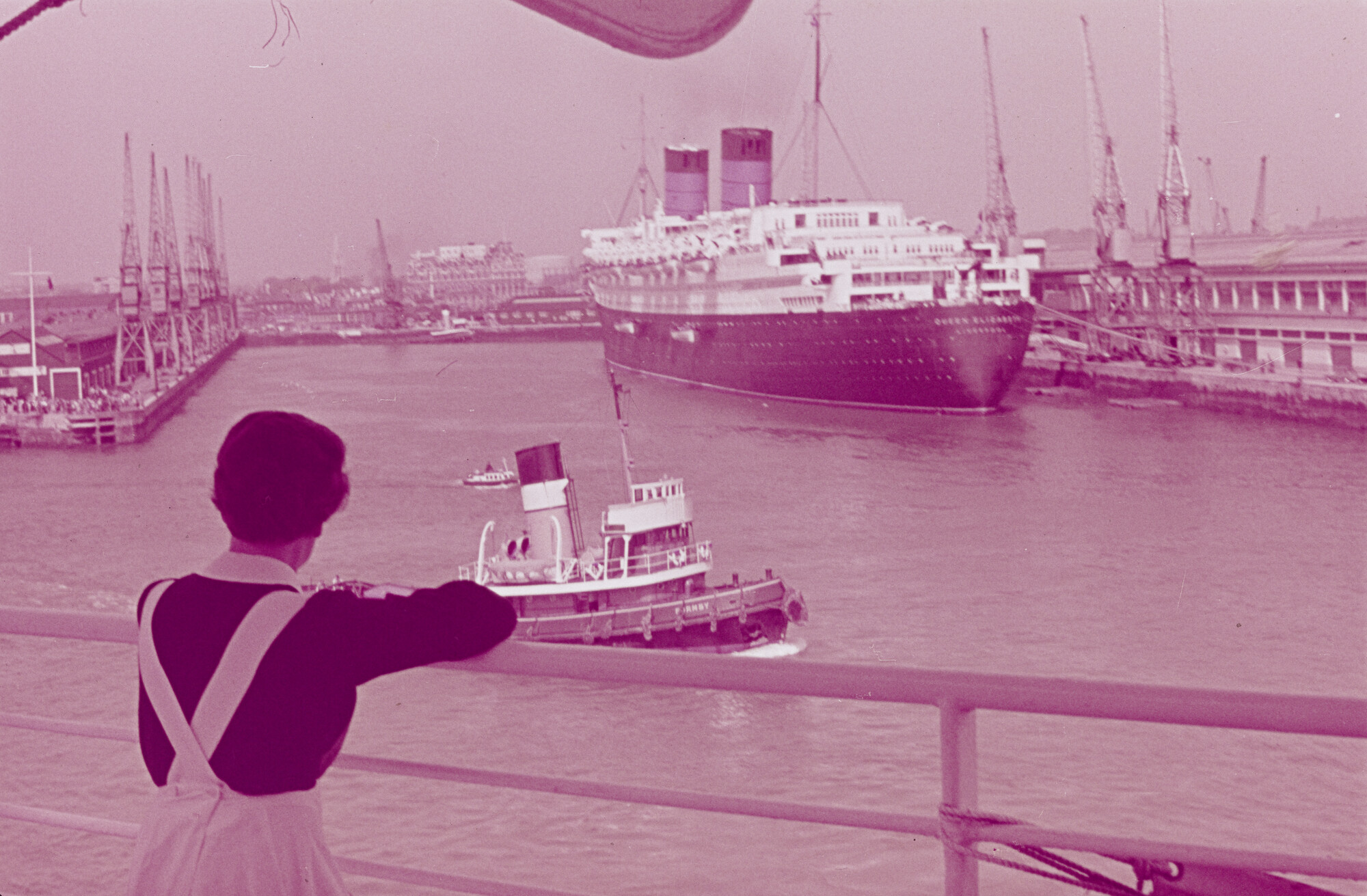 2015.0163; Dia van ms. Queen Elizabeth; diapositief