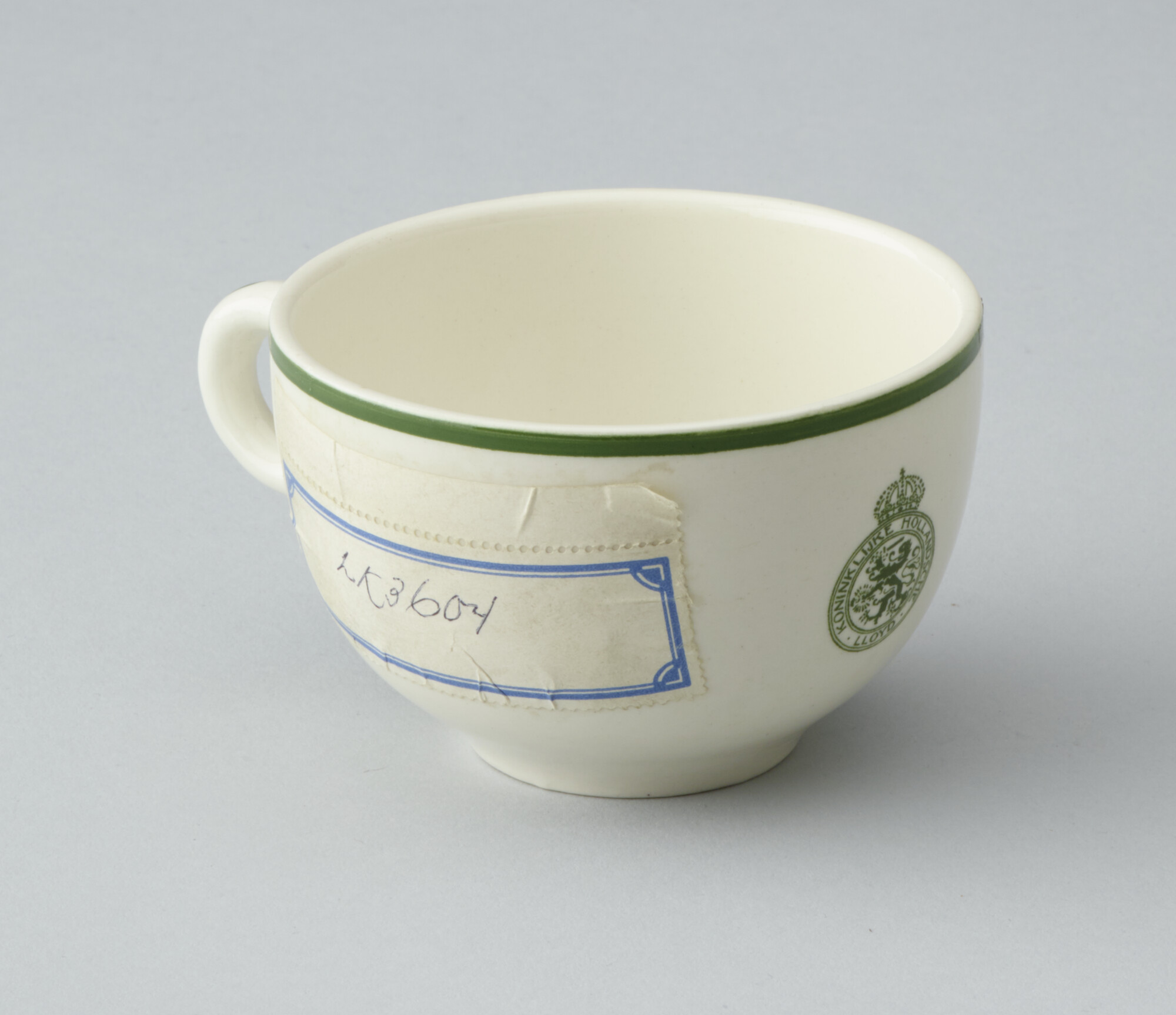 S.6483(3604); Theekopje van aardewerk met het logo van de Koninklijke Hollandsche Lloyd; kop