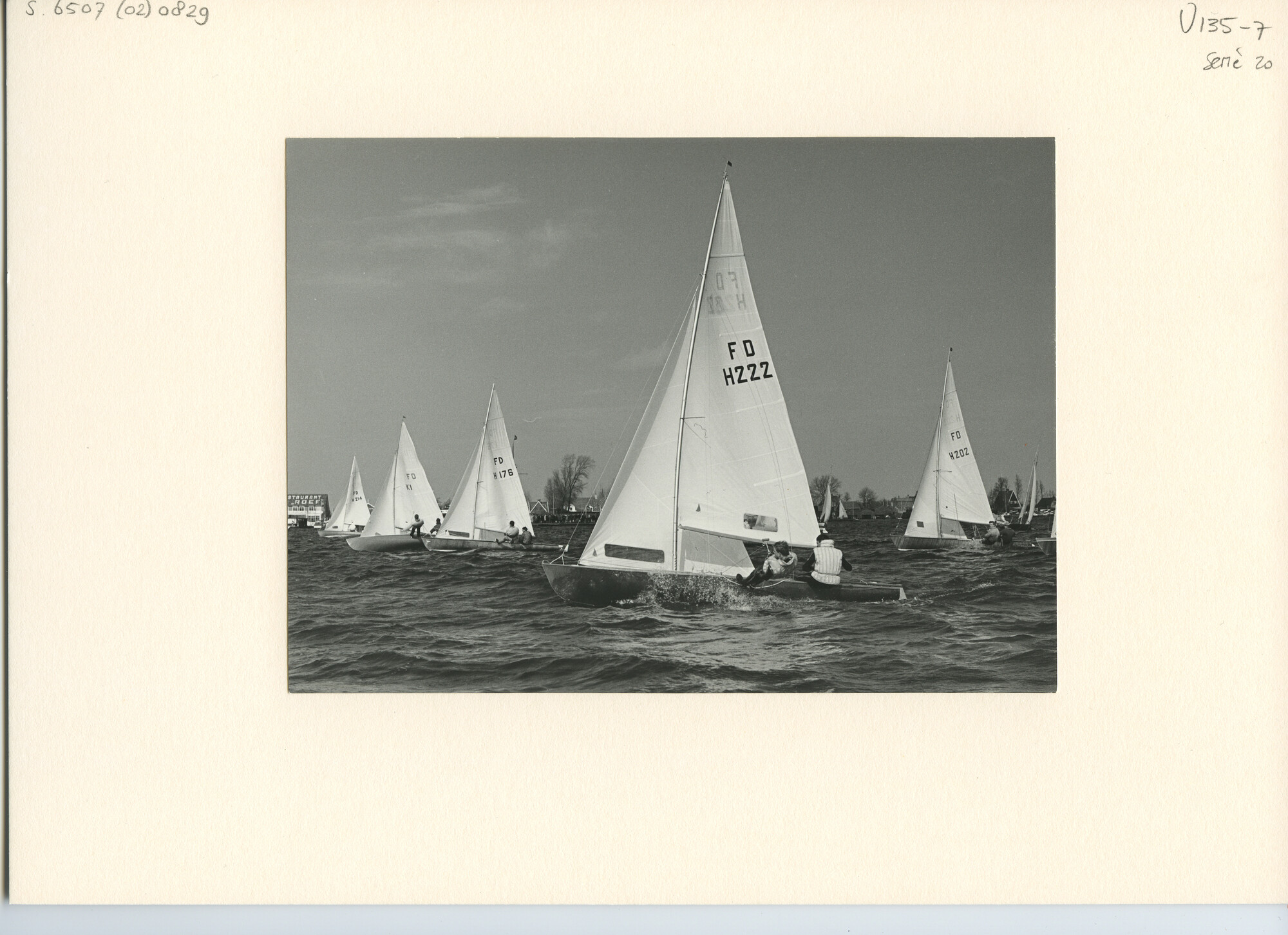 S.6507(02)0829.04; Zwart-wit foto van de FD-klasse op de Loosdrechtse Plassen; foto