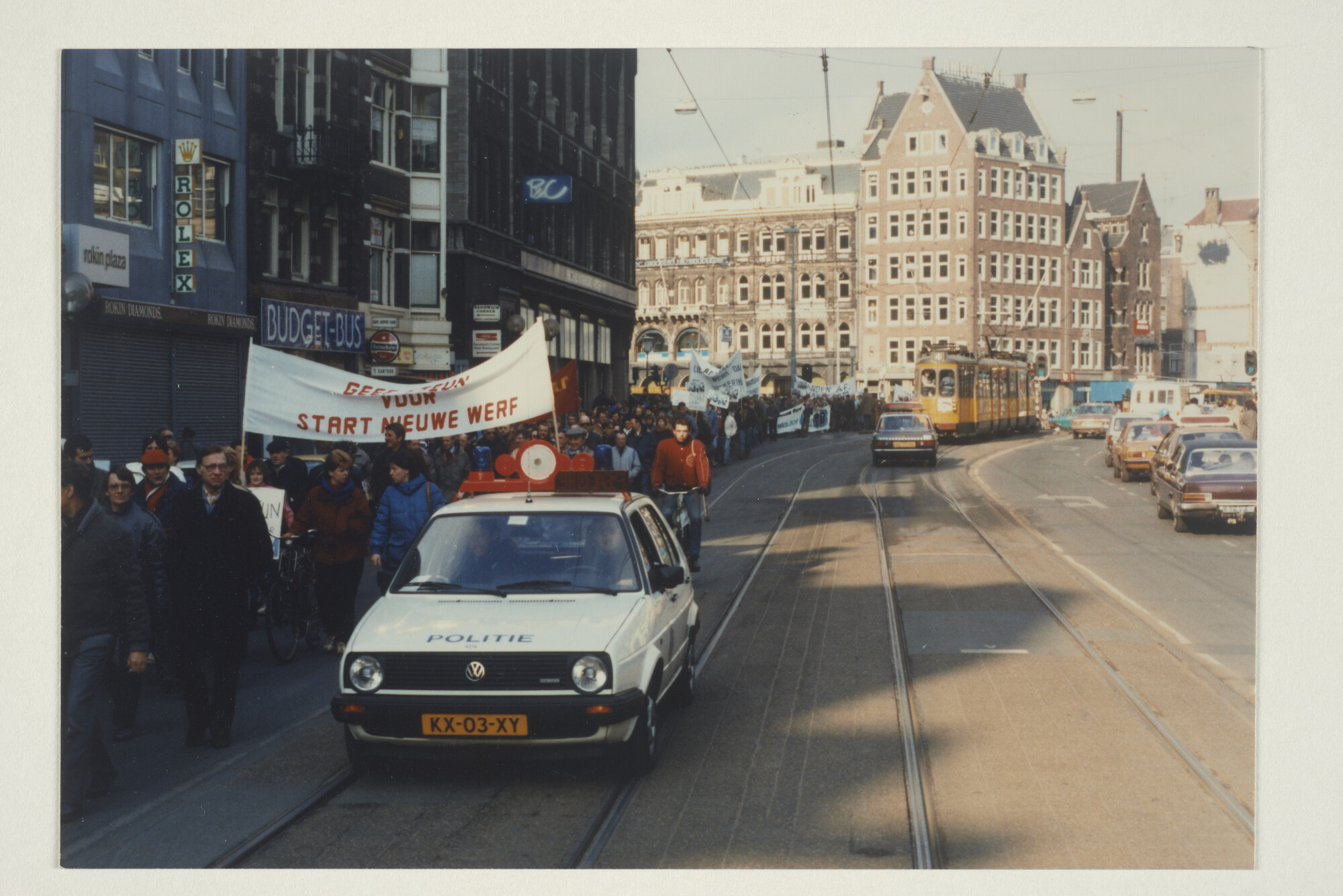 1999.3933; 'Volwaardige werf in Amsterdam': Kleurenfoto's van protesterende ADM-ers bij de Dokwerker en op het Rokin voor het houden van de scheepbouw in Amsterdam [...]; fotoreportage