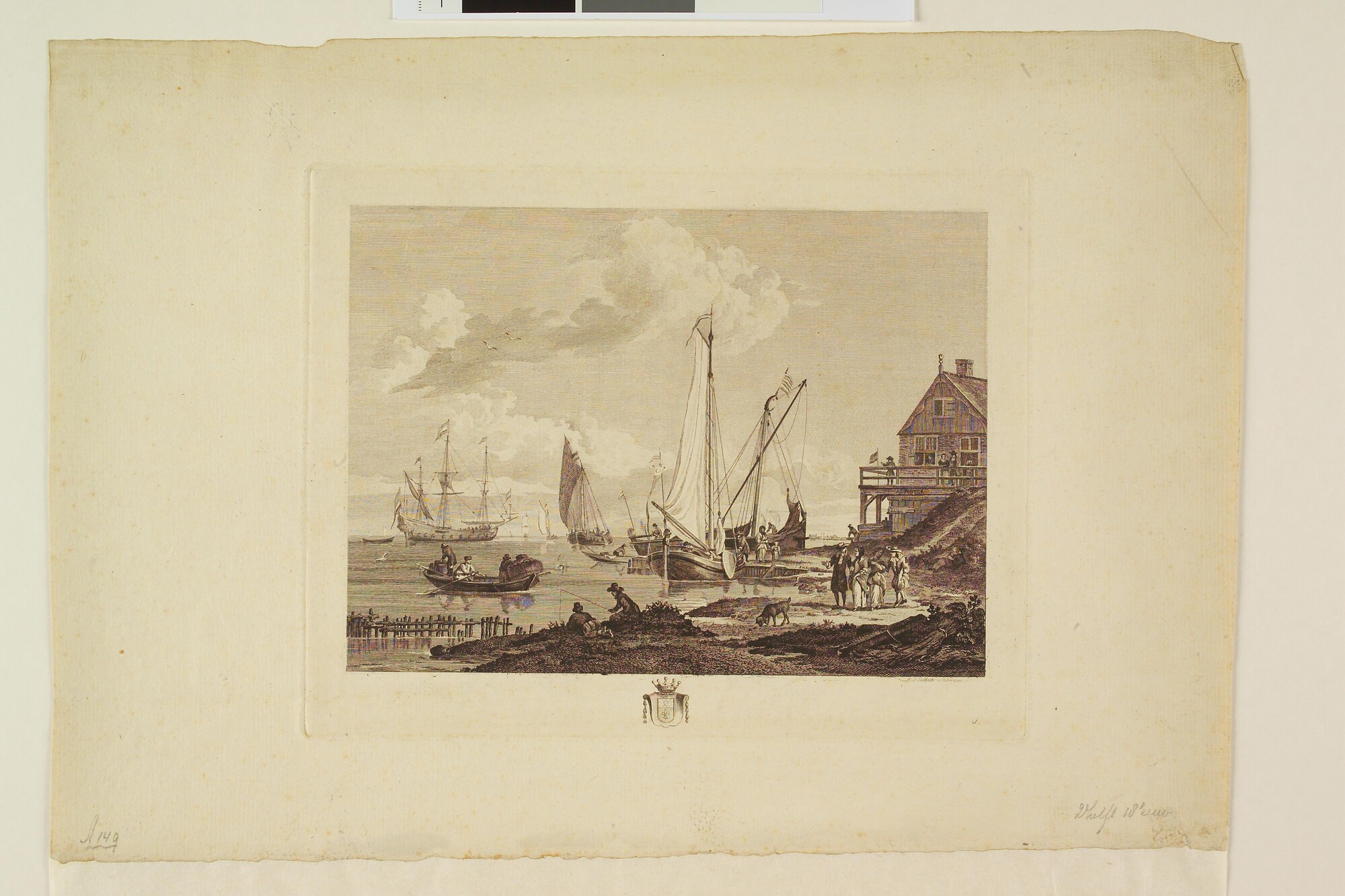 A.0149(0706); Een havengezicht, met rechts een woonhuis, waarbij een groep mensen, aan de steiger bij het huis een kopjacht; prent