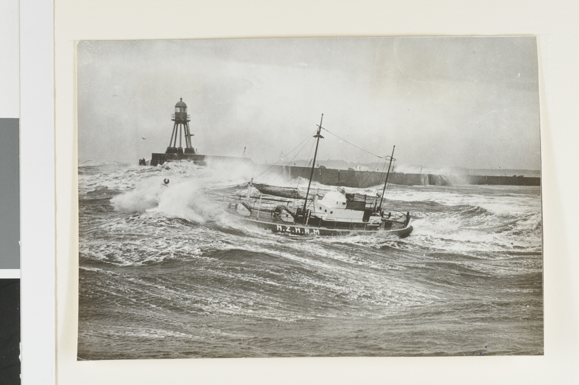 S.6408(0843); De motorreddingboot Neeltje Jacoba van het station IJmuiden van de KNZHRM [...]; foto