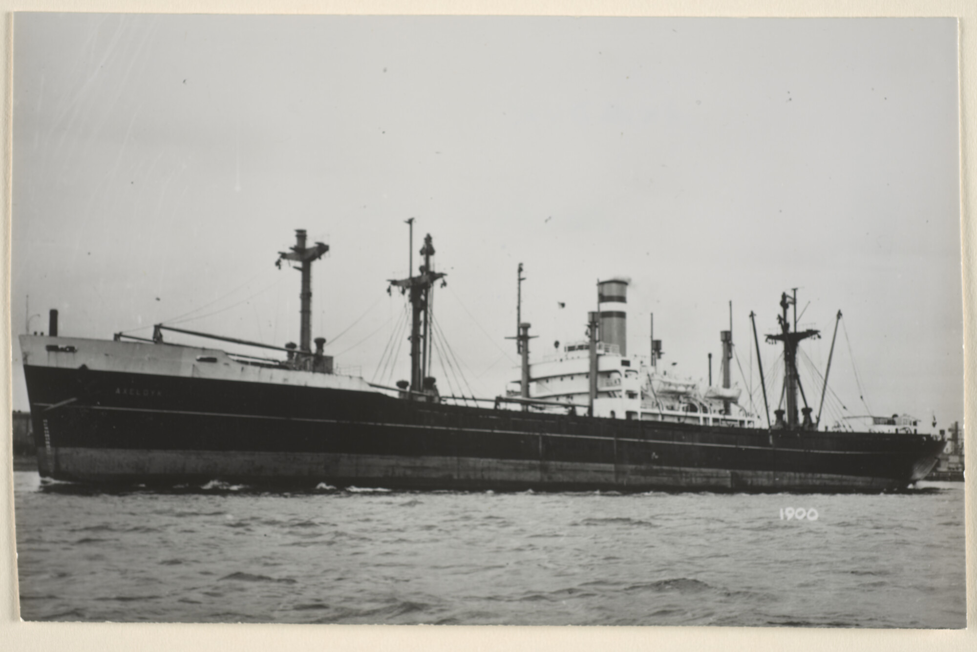 1995.5789; Het victoryschip ss. Axeldijk van de Holland-Amerika Lijn; foto