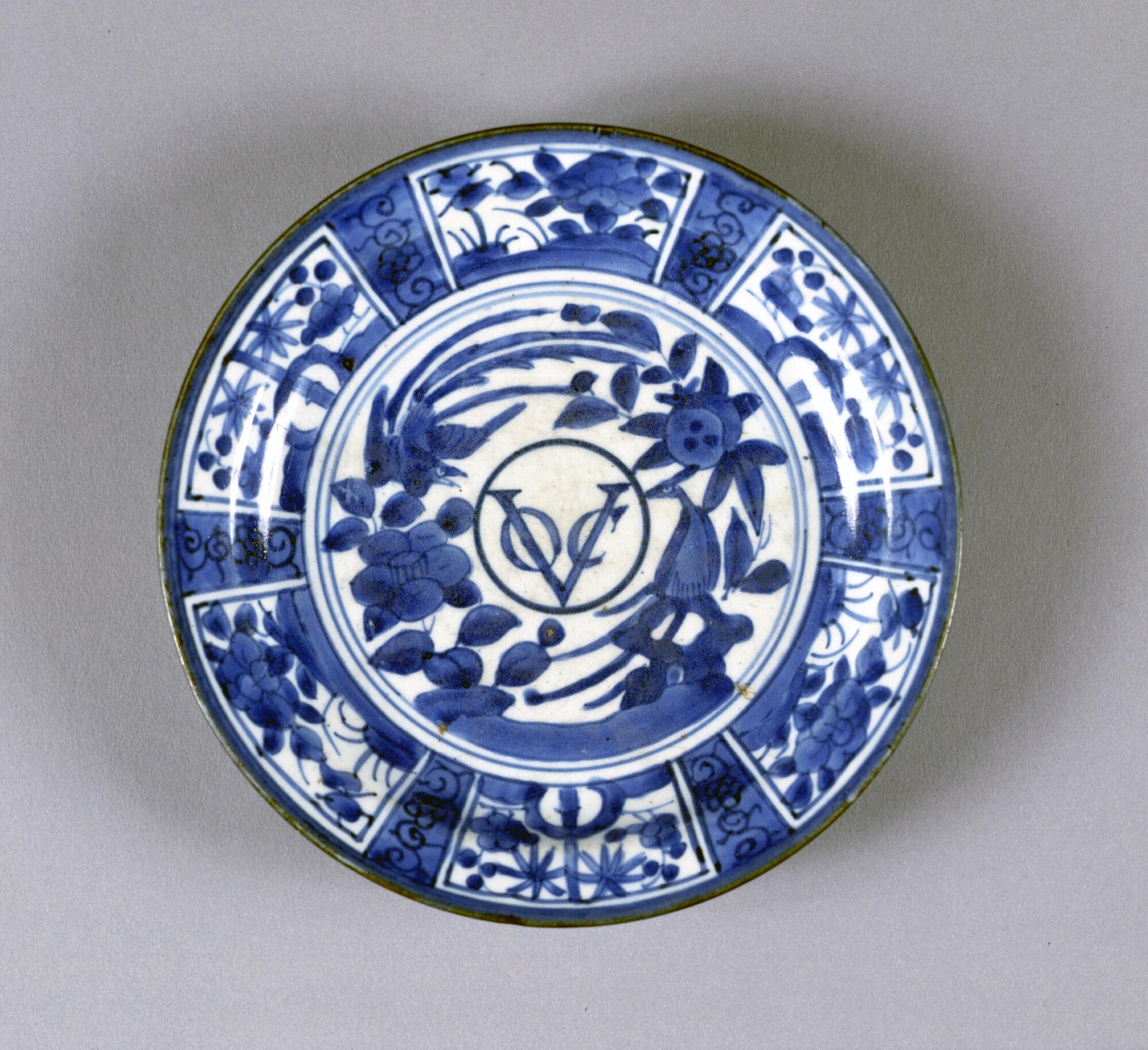 S.2731(02); Bord van Japans porselein, met in het midden het monogram van de VOC; plat bord
