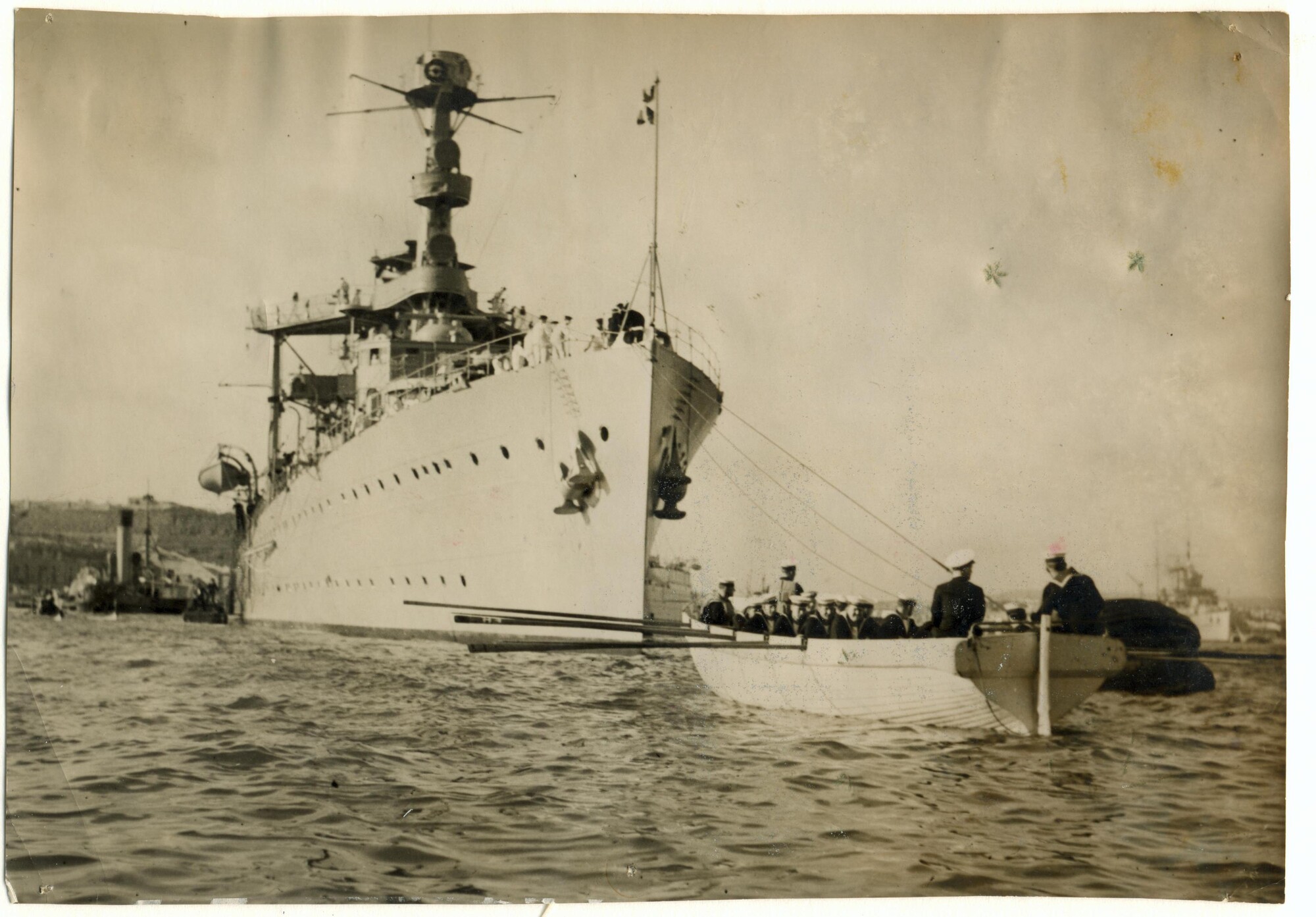 1995.6218; De aankomst van de Nederlandse kruiser Hr.Ms. 'Sumatra' in de haven van Valetta op Malta; foto