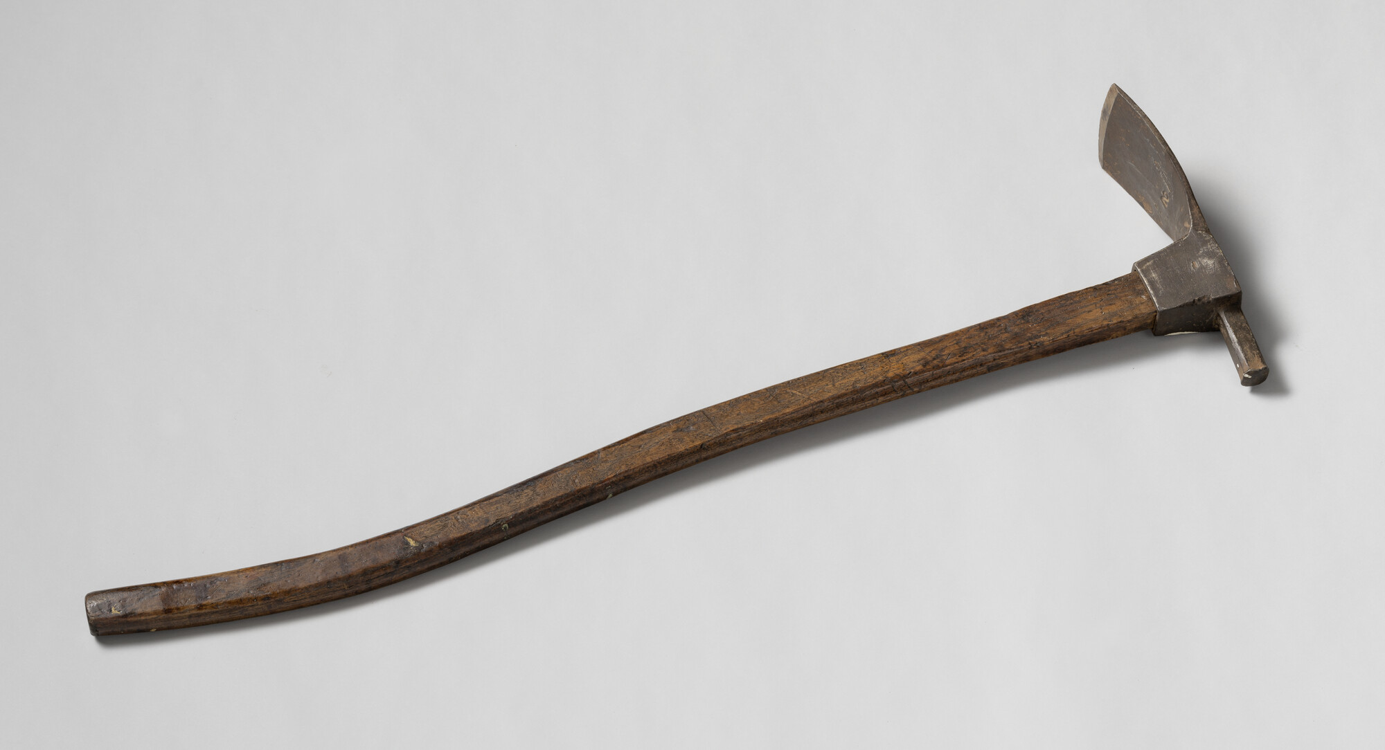 A.4638(f); Een dissel met gebogen steel, plat model, gemerkt Sheffield, SVE(No)2; dissel