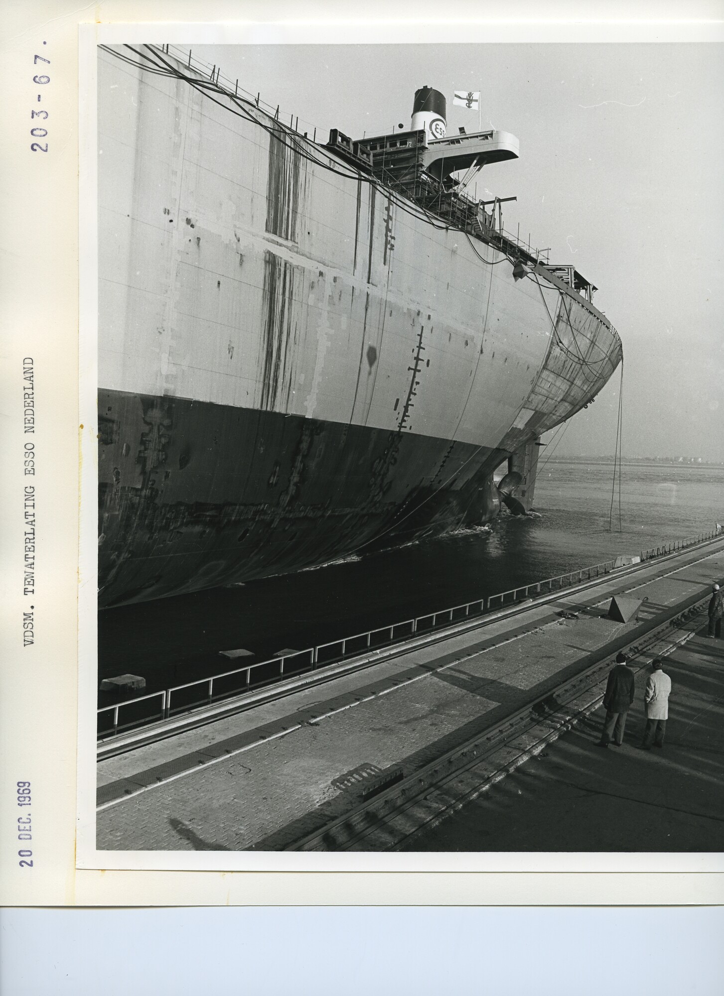 S.5444(5082)05; Foto van de tewaterlating van de mammoettanker Esso Nederland bij de VDSM; foto