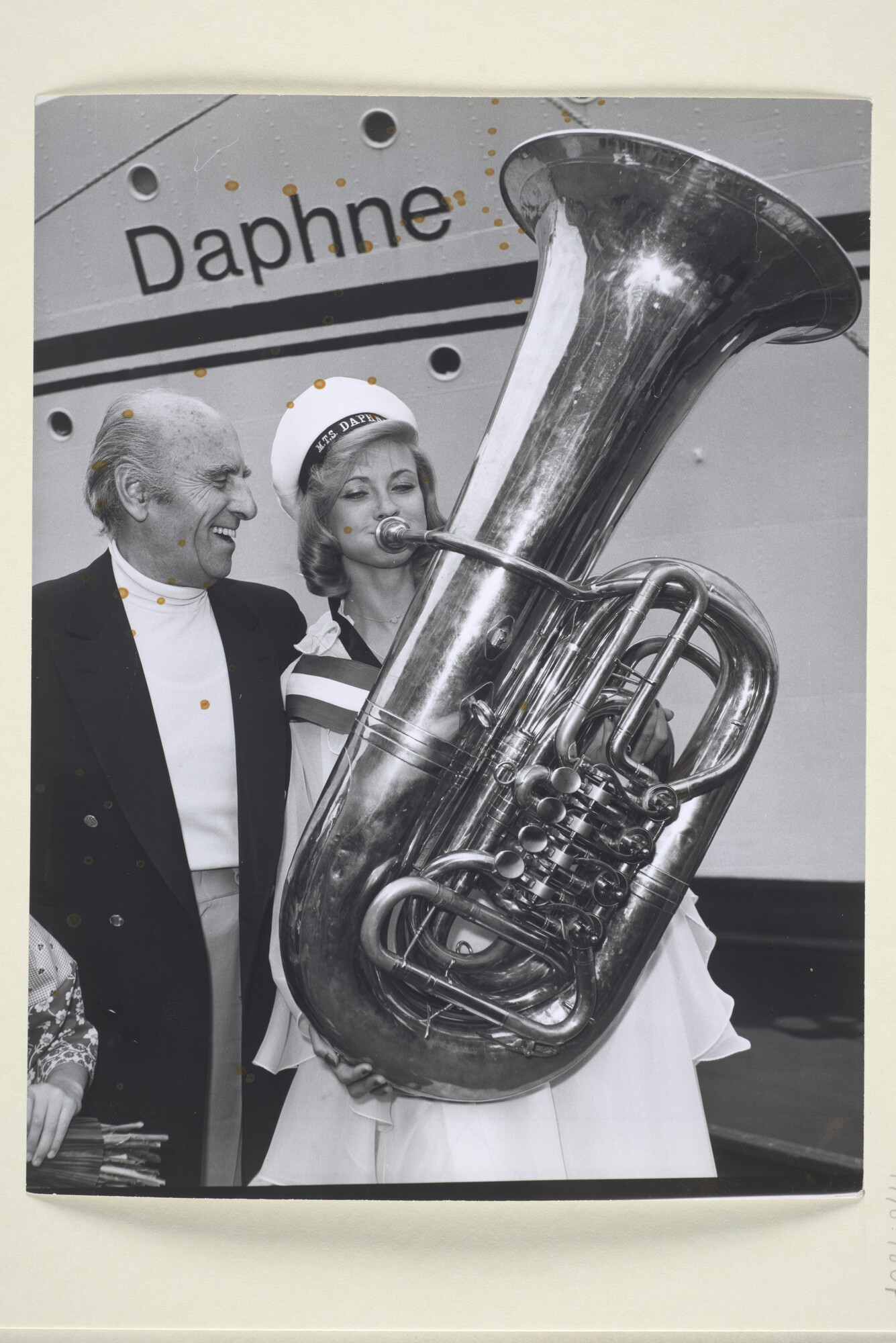 1998.1607; Miss Holland 1976, Nanny Nielen, blaast op de trombone; foto