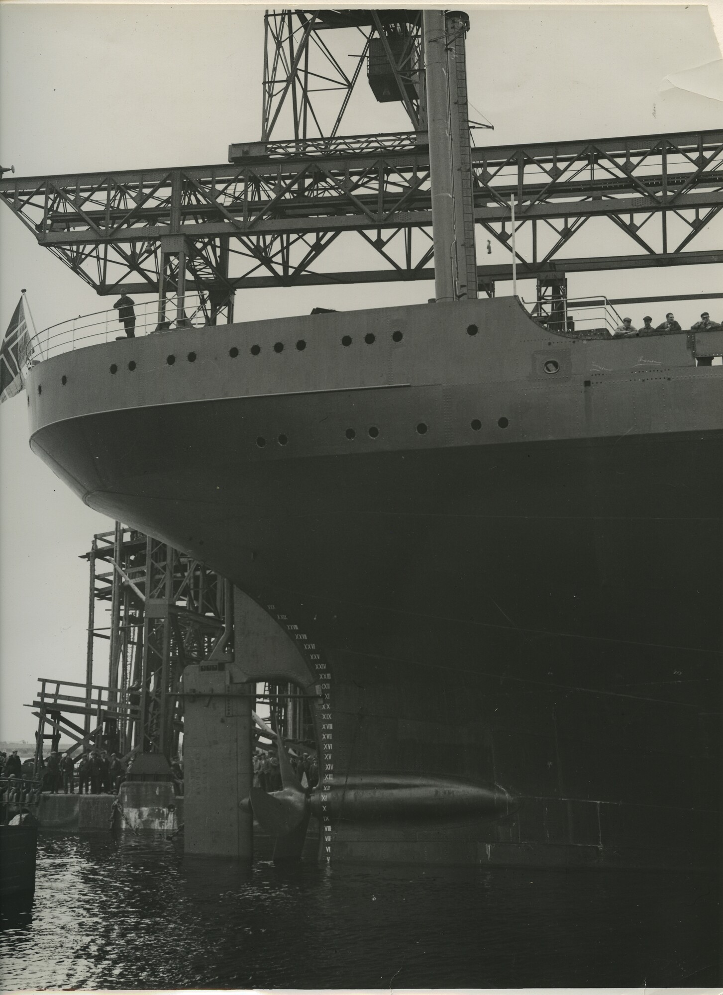S.5444(0961)3; Foto van de tewaterlating van het Noorse vrachtschip ms. Moldanger en de kiellegging van ms. Tricolor; foto
