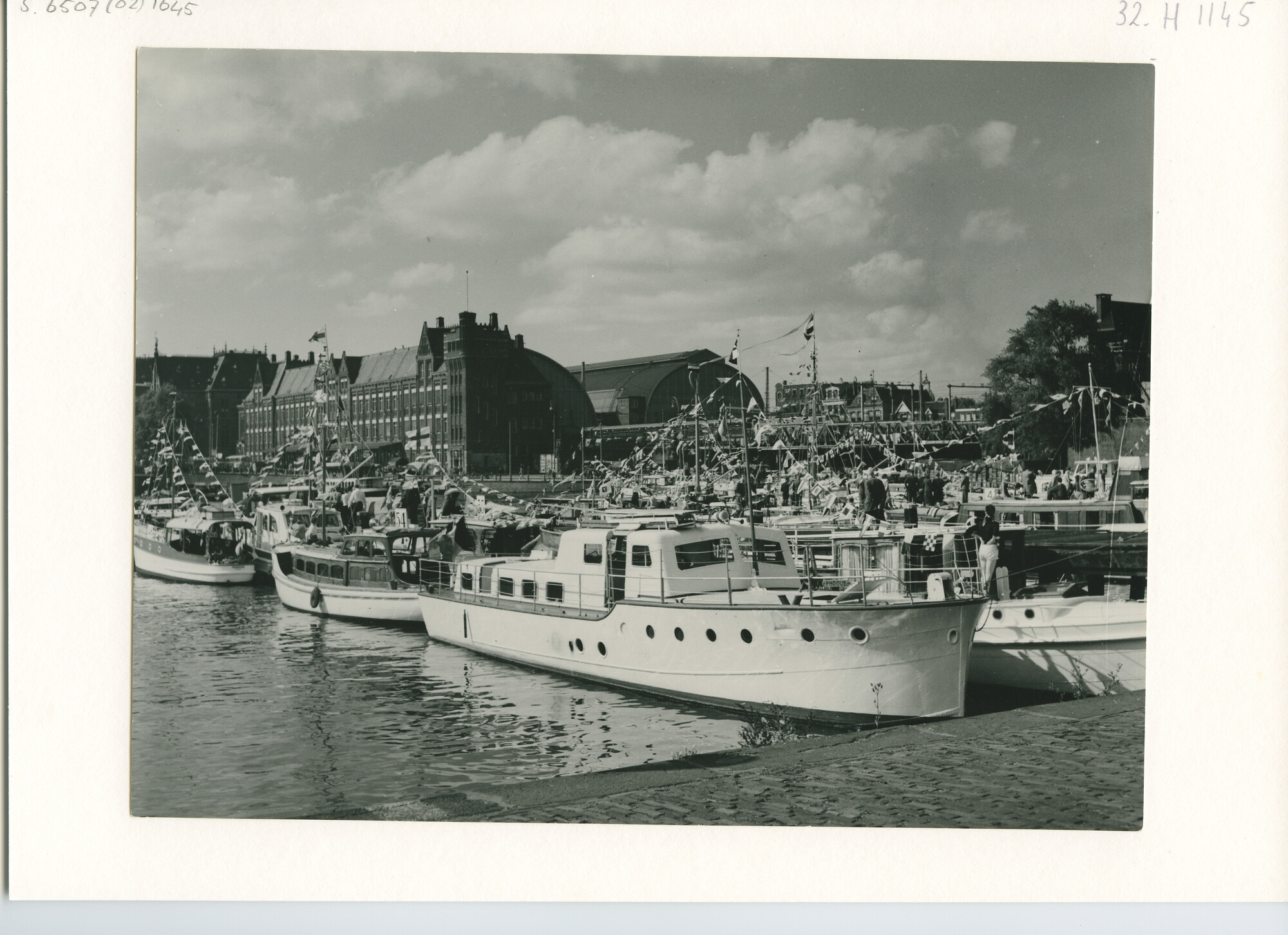 S.6507(02)1645.05; Zwart-wit foto van de deelnemers aan de Pavillon d'Or 1955, stertocht voor motorjachten afgemeerd in het Oosterdok te Amsterdam; foto