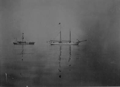 S.7143(1423); Foto van het lichtschip no. 5 als Schouwenbank en het hospitaalkerkschip de Hoop; foto