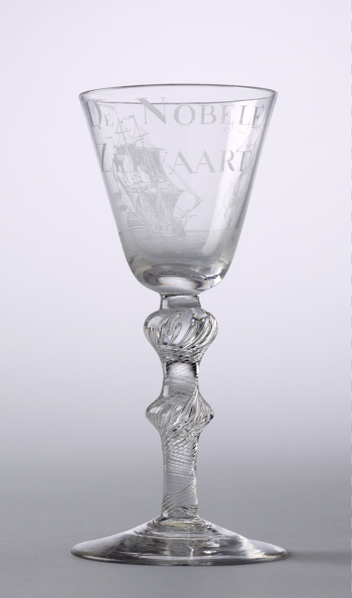 2002.0836; Kelkglas met gegraveerde afbeelding van twee driemasters; drinkglas