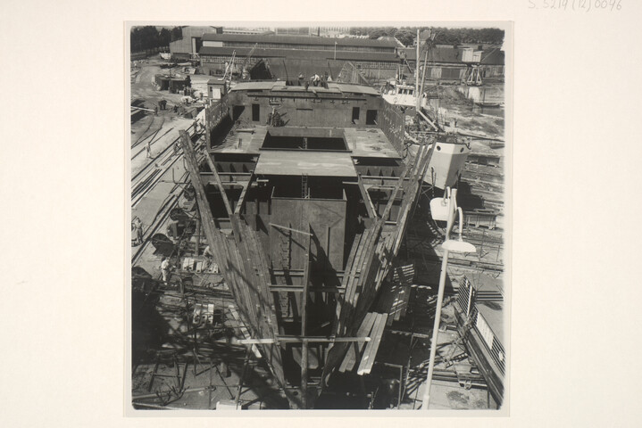 S.5219(12)0096; Foto's van de bouw van het Franse vrachtschip ms. 'Marquette' voor de Cyprien Fabre Fraissinet te Marseilles.op de dwarshelling van de ASM; fotoreportage