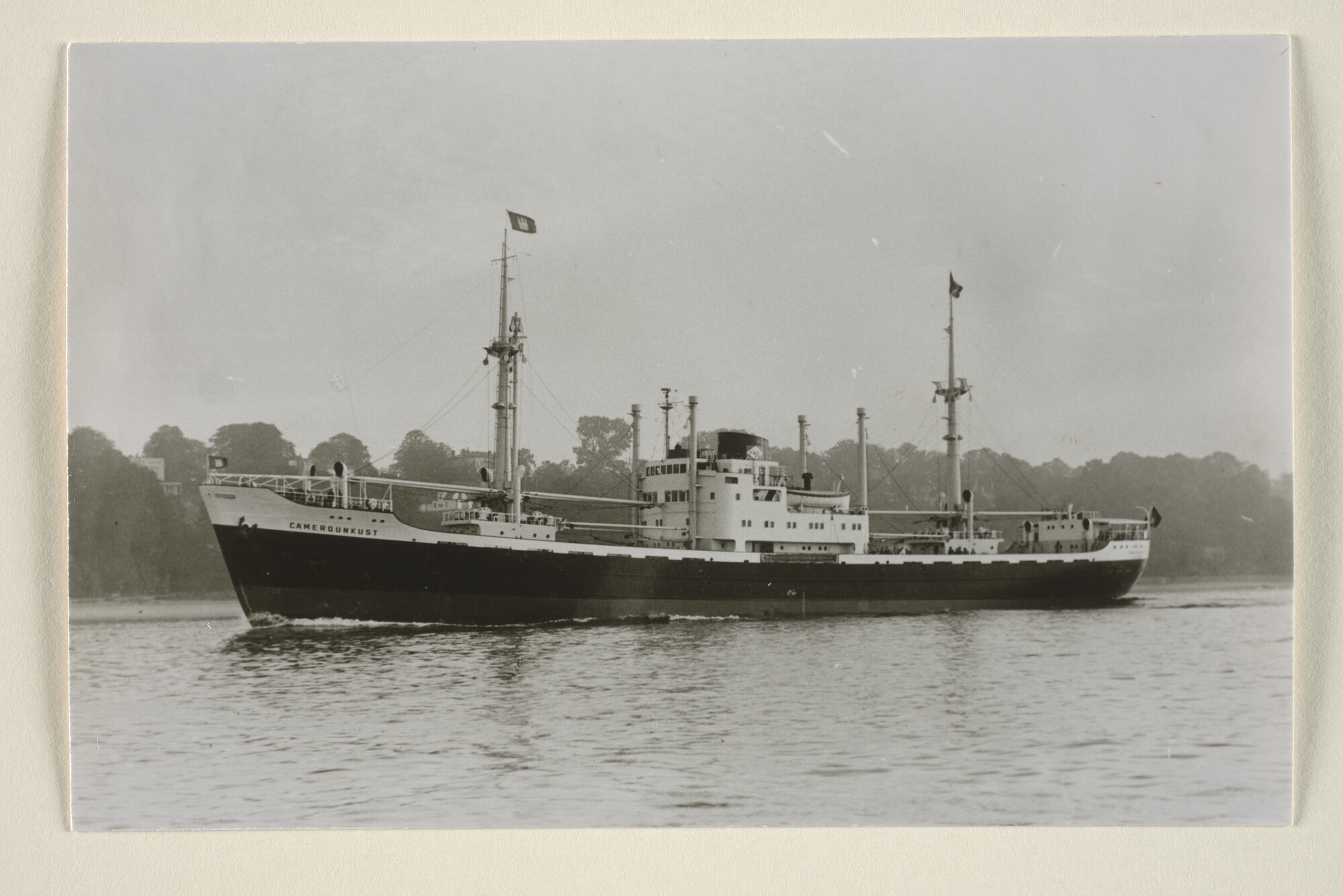 1995.1774; Het vrachtschip ms. 'Camerounkust' van de Holland West Afrika Lijn (SMN); foto