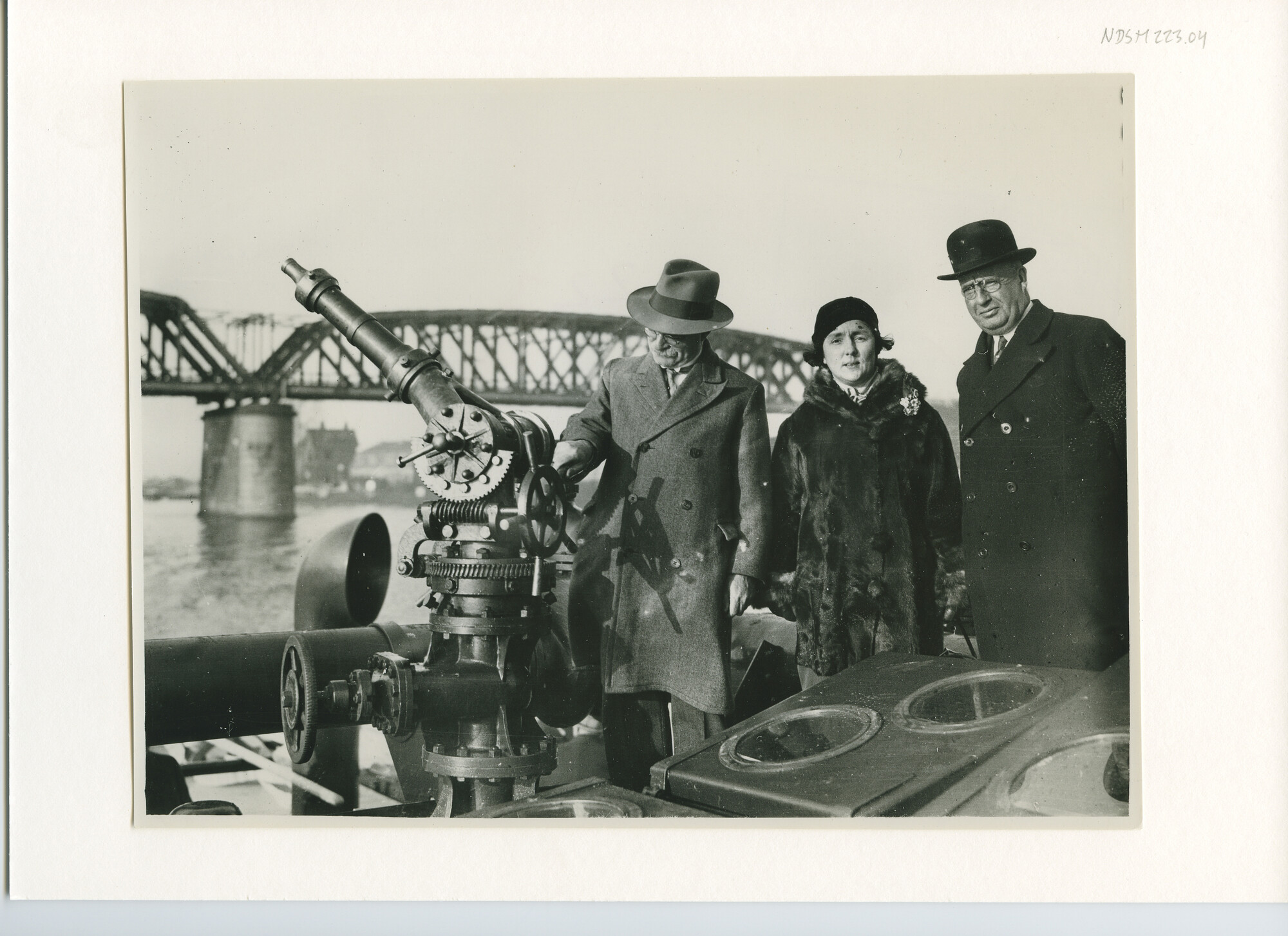 S.5444(0988)1; Foto van de overdracht van de ijsbreker IJsbeer door de NSM; foto