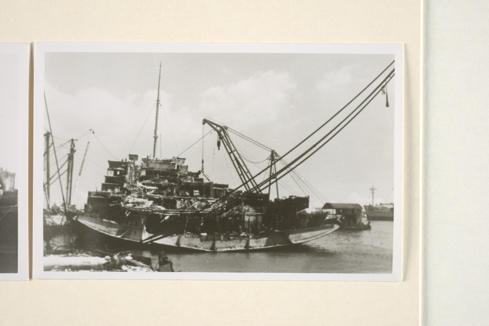 1995.5852; Reproductiefoto's van de sloop van het ss. 'Nieuw Amsterdam' van de HAL op de sloopwerf van Nan Fong Steel Enterprise Ltd; fotoreportage