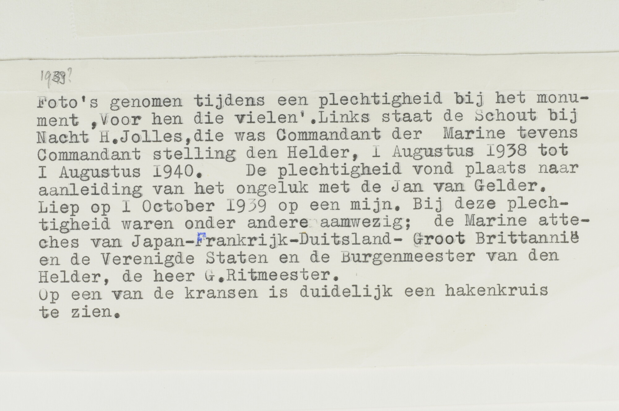 1992.1523; Herdenking bij het monument 'Voor hen die vielen' n.a.v. het op een mijn lopen van de mijnenveger Hr.Ms. 'Jan van Gelder' op 1 oktober 1939 [...]; foto