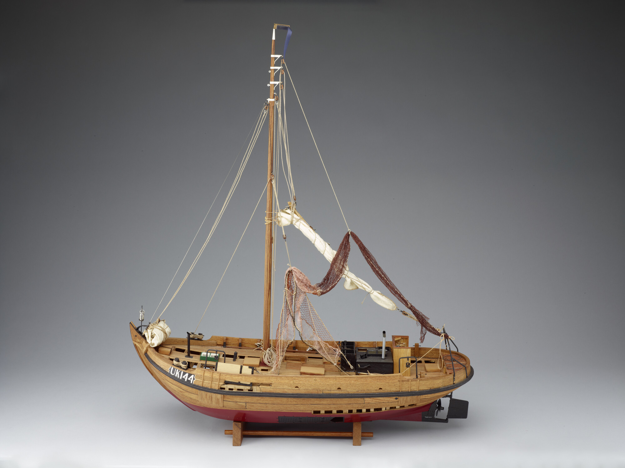 2001.2211; Model van de Noordzeebotter UK 144; scheepsmodel