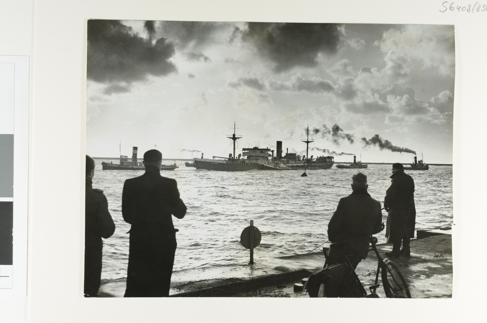 S.6408(0856); Belangstelling voor het binnenbrengen van het Panamese vrachtschip ss. 'Falcon' in IJmuiden door sleepboten en onder begeleiding van de mrb; foto