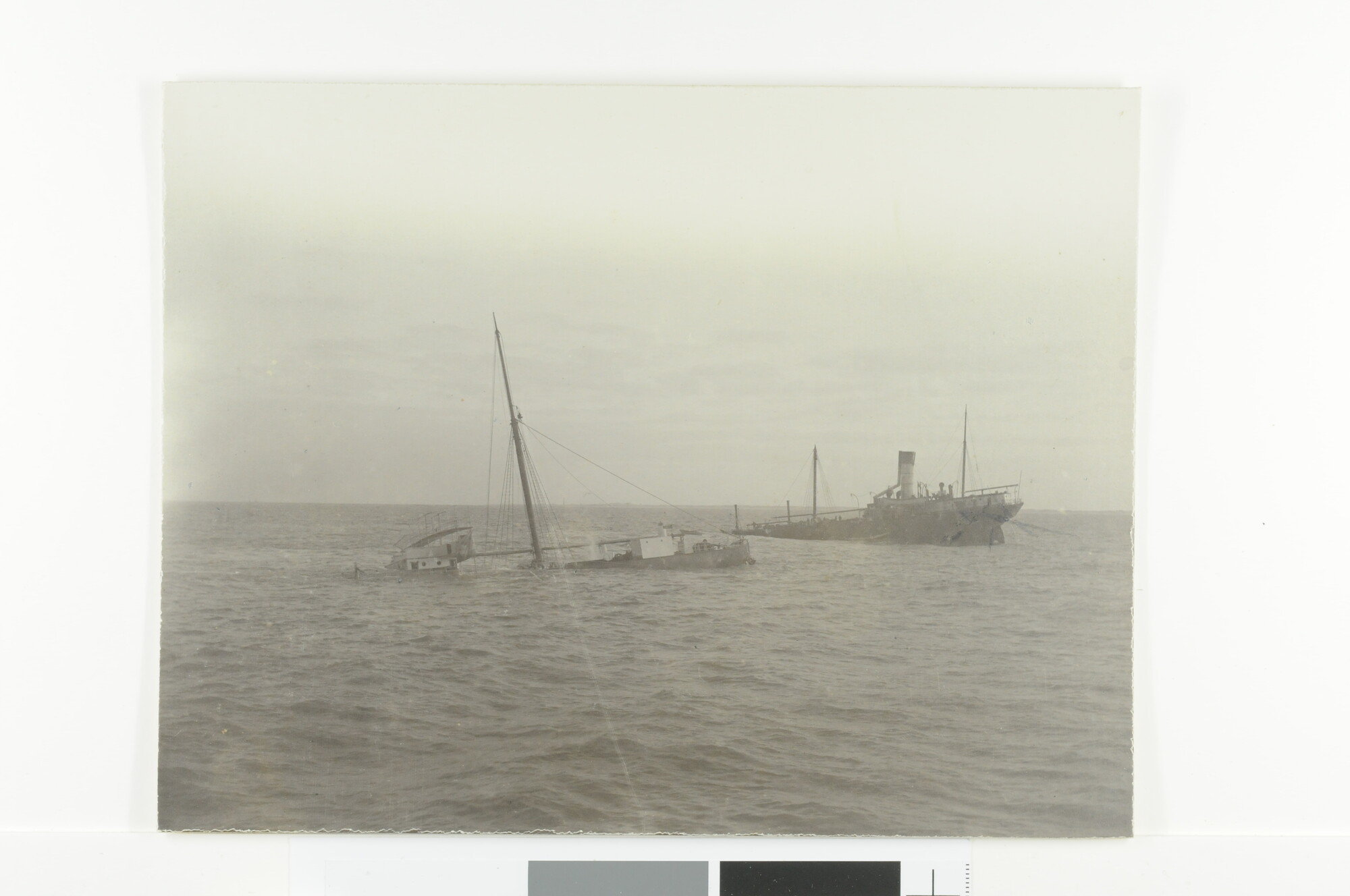 S.5591(27); Foto's van de gebroken tanker ss. 'Turbo' van de Petroleum ss. Co; fotoreportage