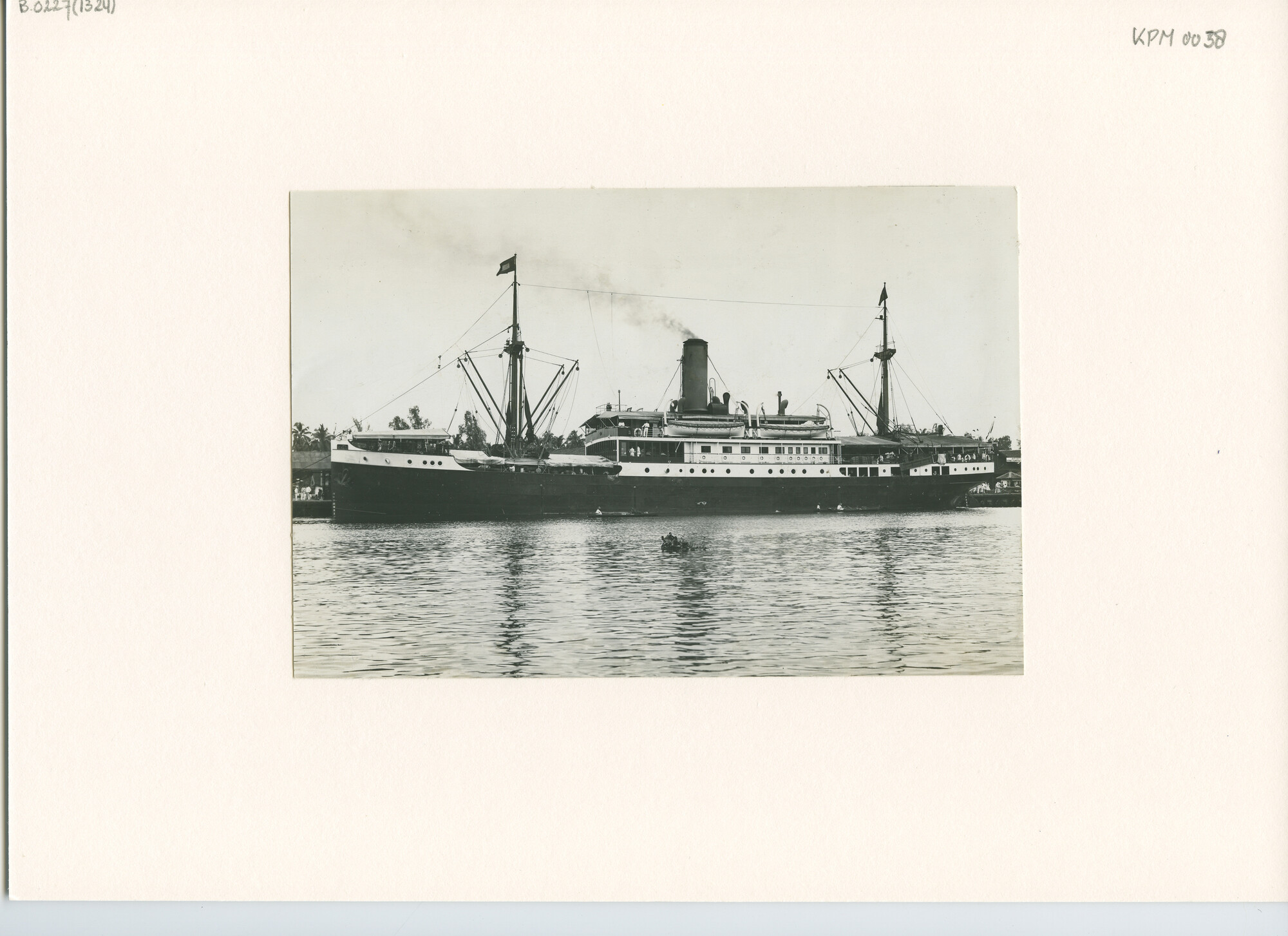 B.0227(1324); Foto van ss. Generaal van Swieten afgemeerd aan een kade; foto