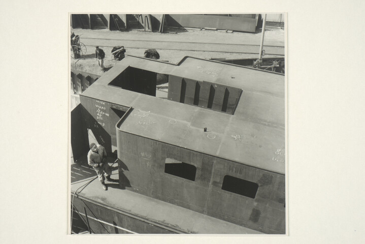 S.5219(12)0214; Foto's van de bouw van het zwavelzuurtankschip ms. 'Ina' op de langshelling van de ASM; fotoreportage