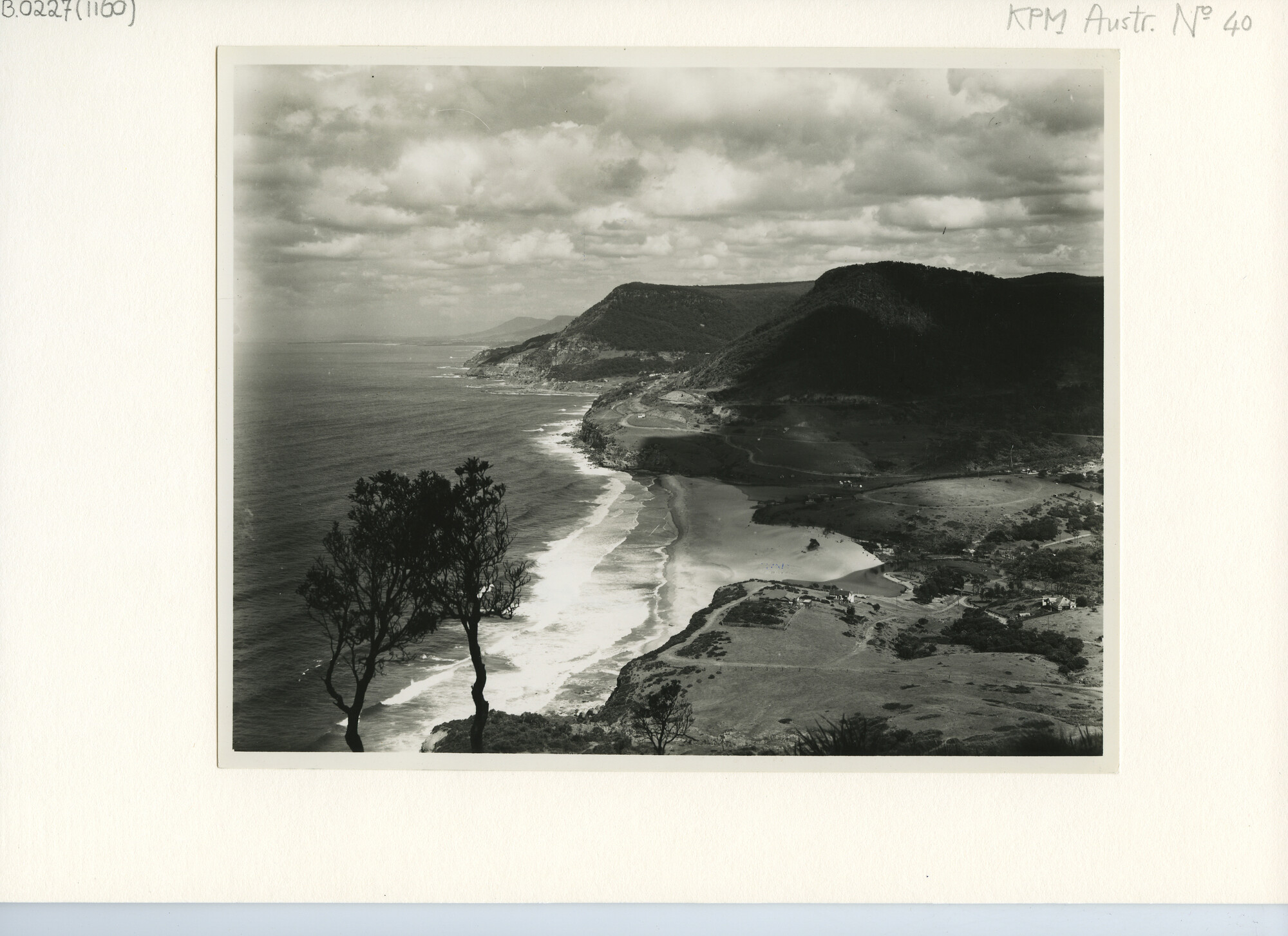 B.0227(1160); Landschapsfoto: gezicht op Stanwell Park (zuidkust New South Wales [...]; foto