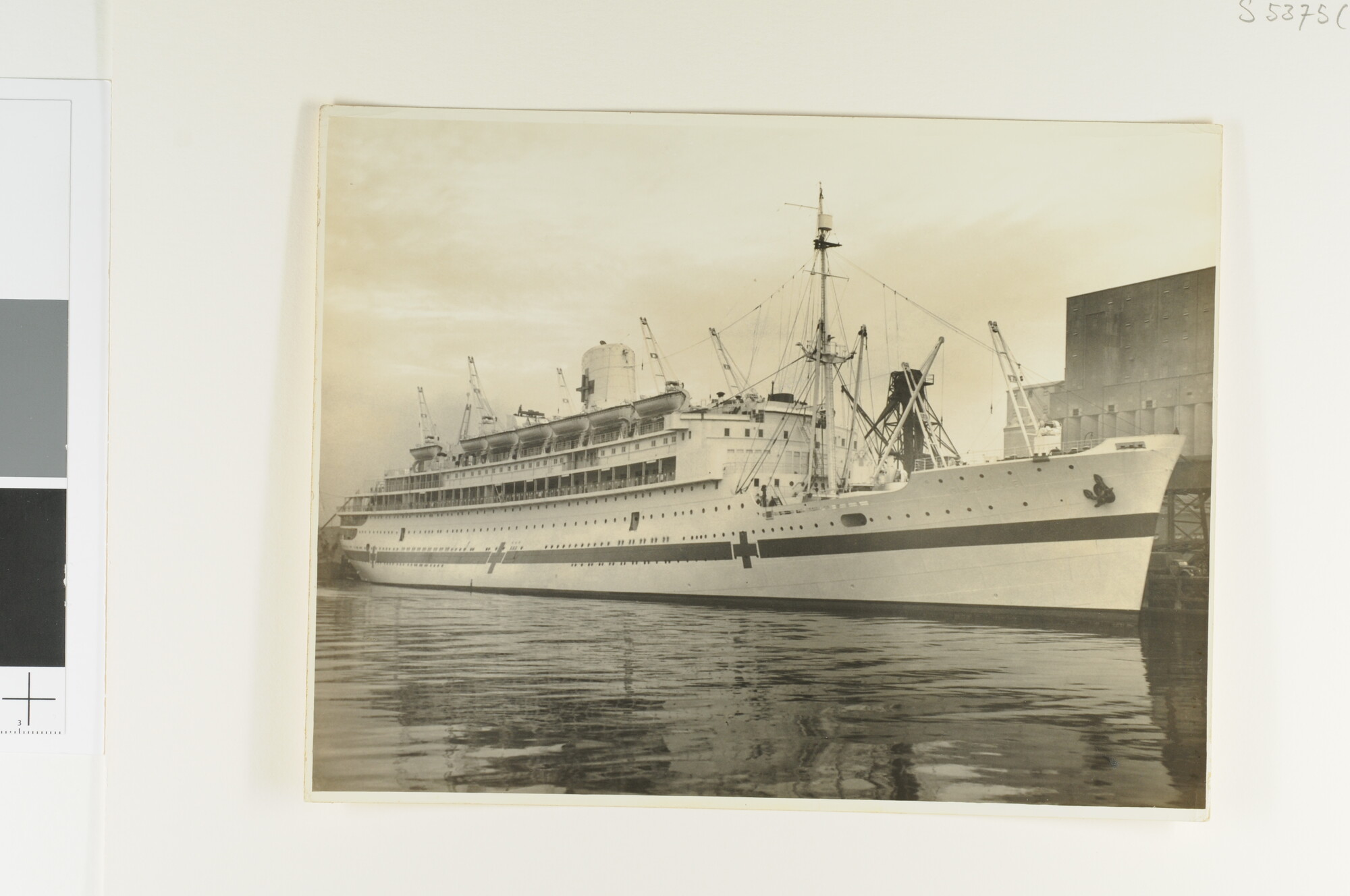 S.5375(23); Het hospitaalschip ms. Oranje ligt gemeerd aan een kade in Sydney, 1941; foto