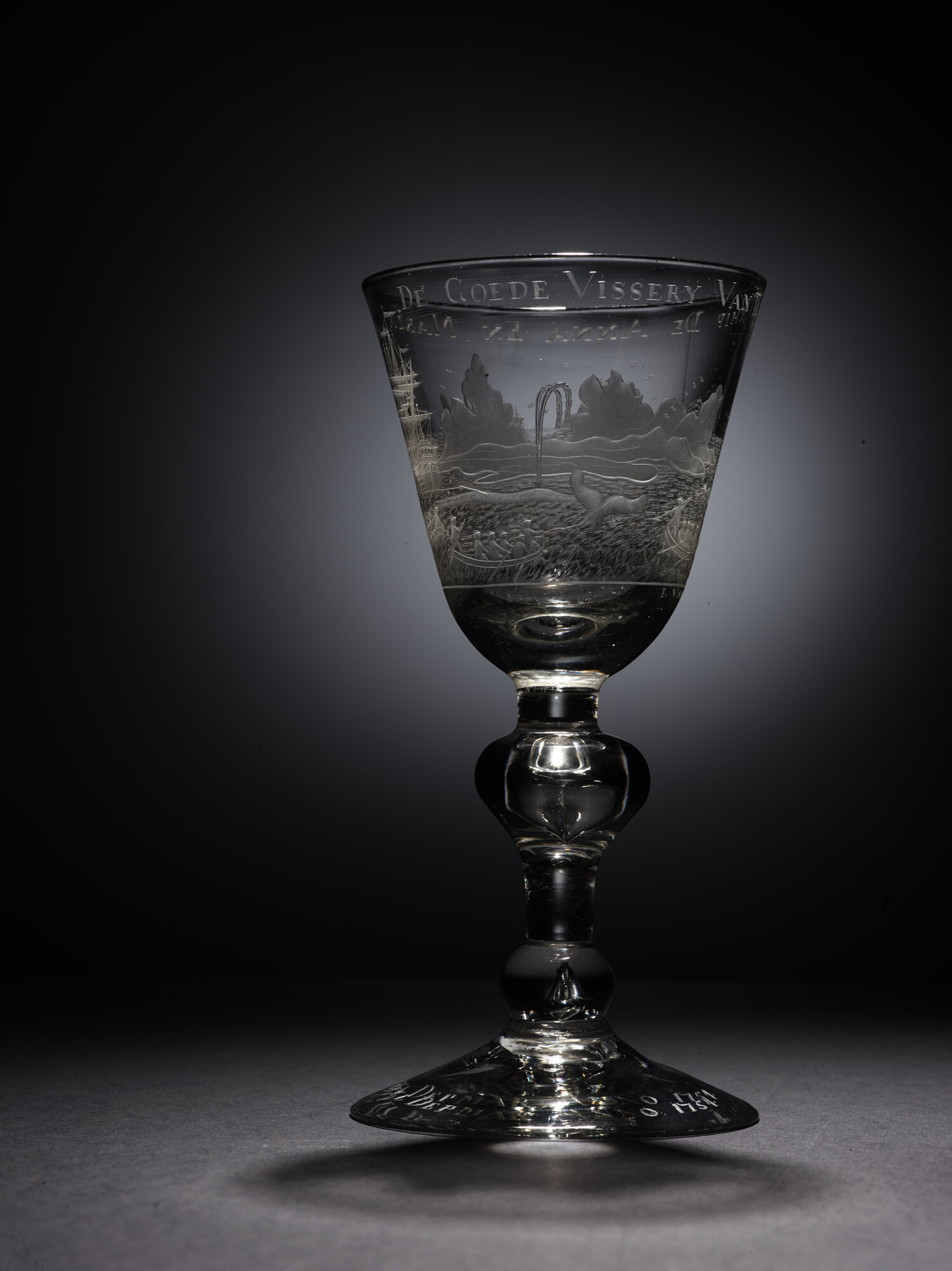 2020.0003; Bokaal met radgravure van een voorstelling van de walvisvaart en opschrift 'De goede visserij van 't schip de Anna en Maria'; drinkglas