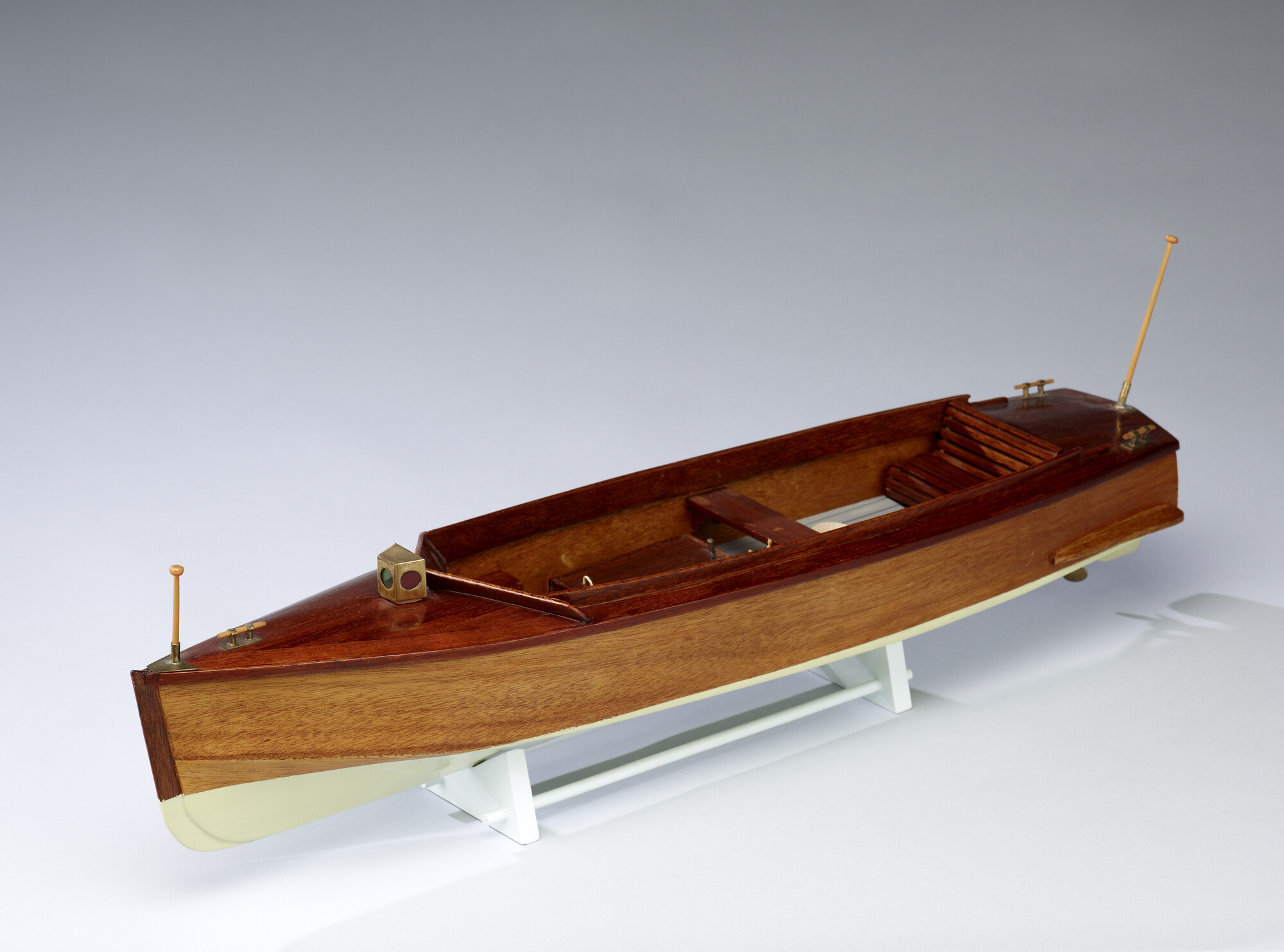 A.5425; Model van een snelle open motorboot; scheepsmodel