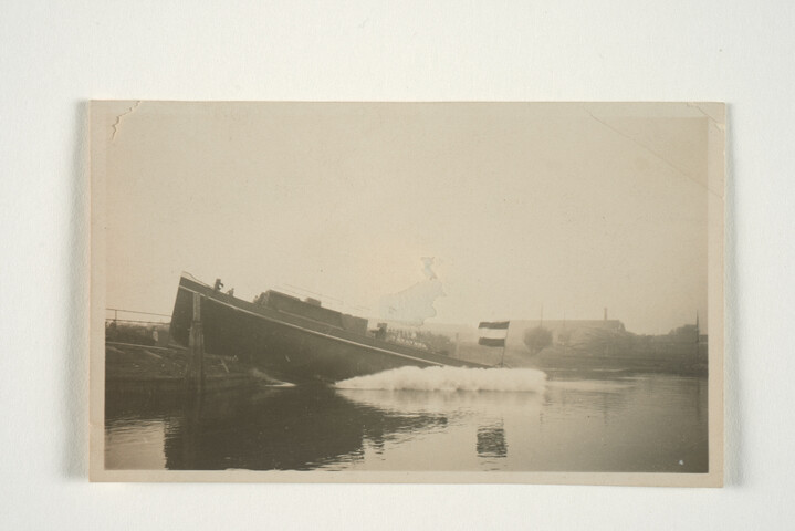 S.5219(12)0496; Foto's van de tewaterlating van de stoomsleepboot 'Maria Henriëtte Goedkoop' gebouwd op de langshelling van de ASM bakboordaanzicht; fotoreportage