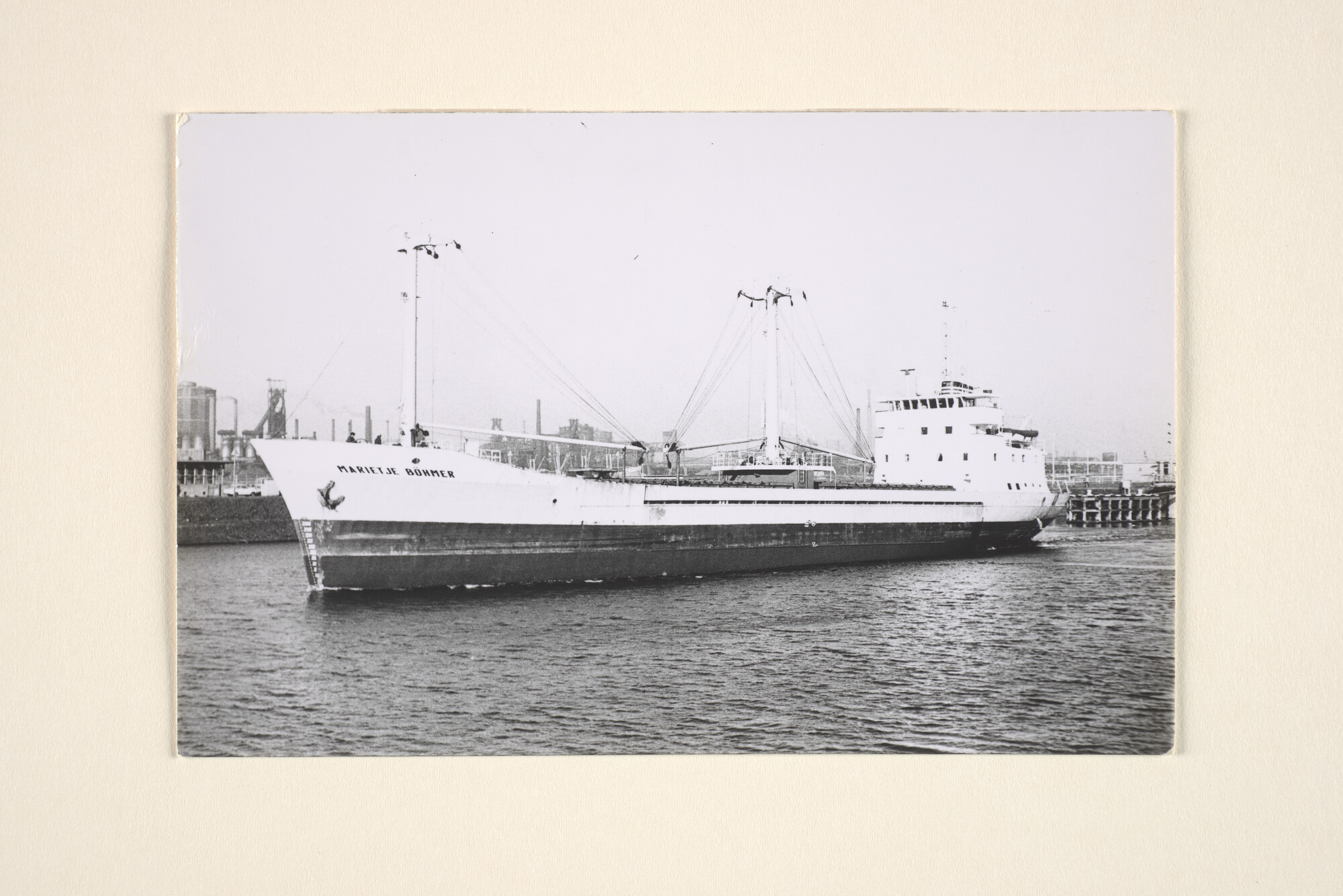 1996.2293; De coaster ms. Marietje Bohmer van Rederij Nautiek te Rotterdam verlaat de [...]; foto
