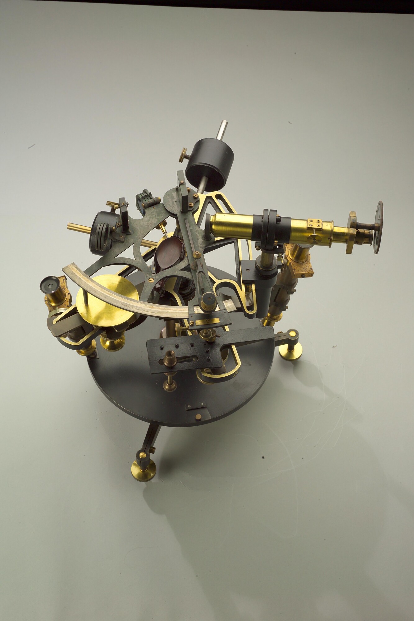 RB.0748(25); Collimator voor de keur van sextanten, met bijbehorende tafel; collimator