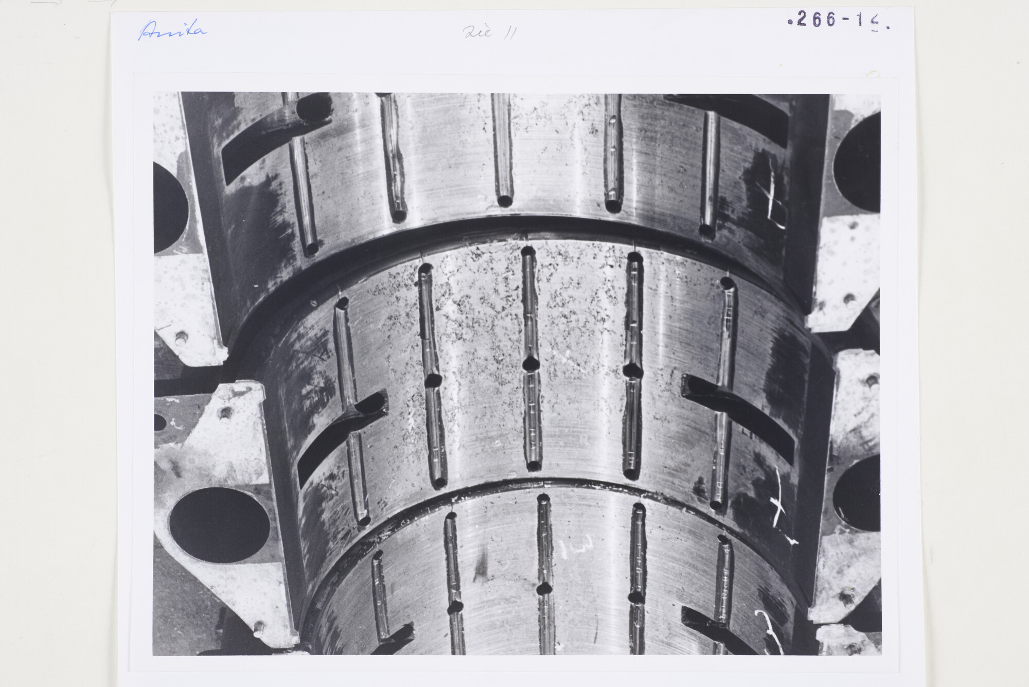 S.5444(5409)02; Foto van schade aan beschadigingen aan motoronderdelen van de Anita; foto