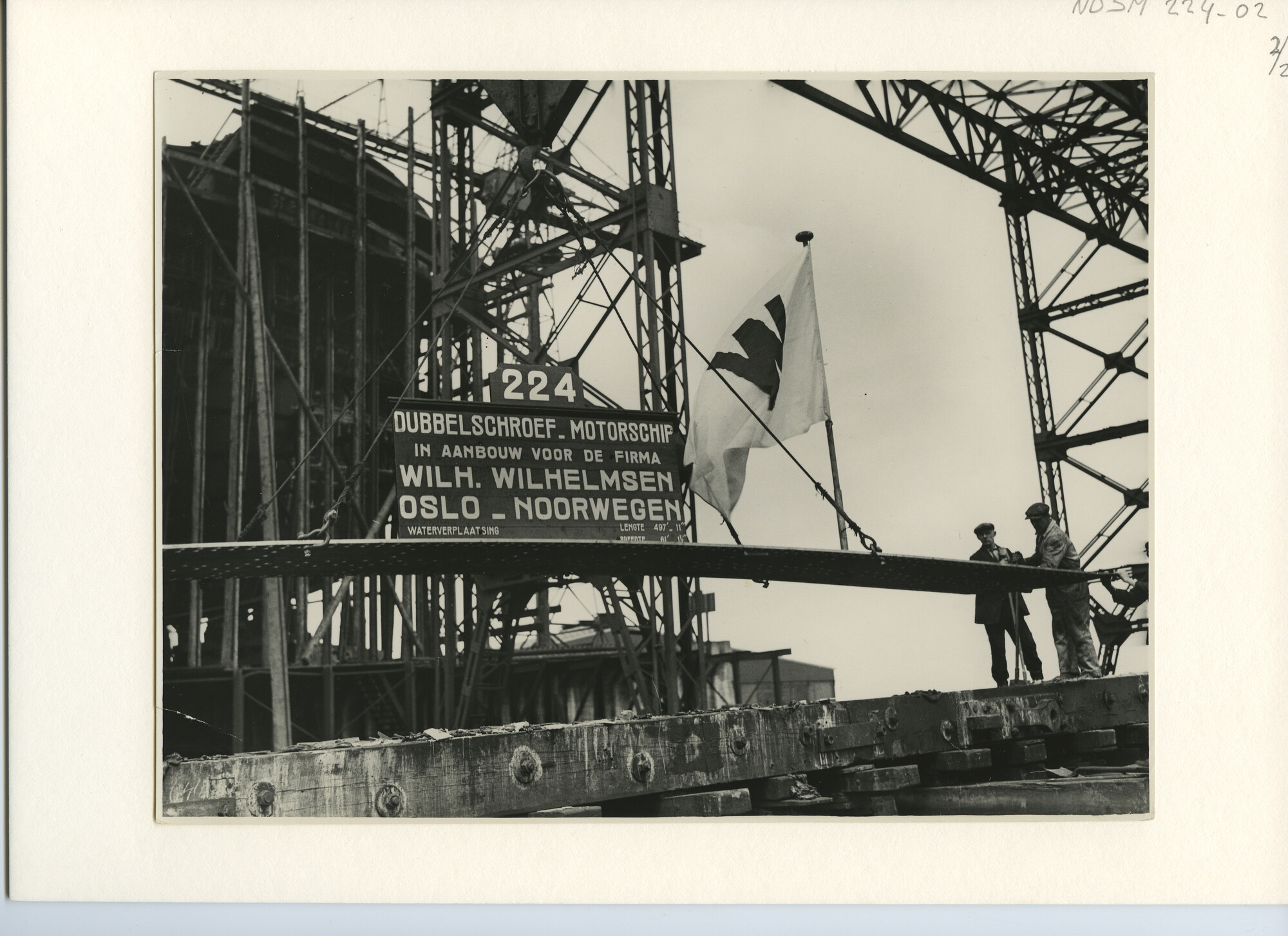 S.5444(0990)2; Foto van de kiellegging van het vrachtschip ms. Tricolor; foto