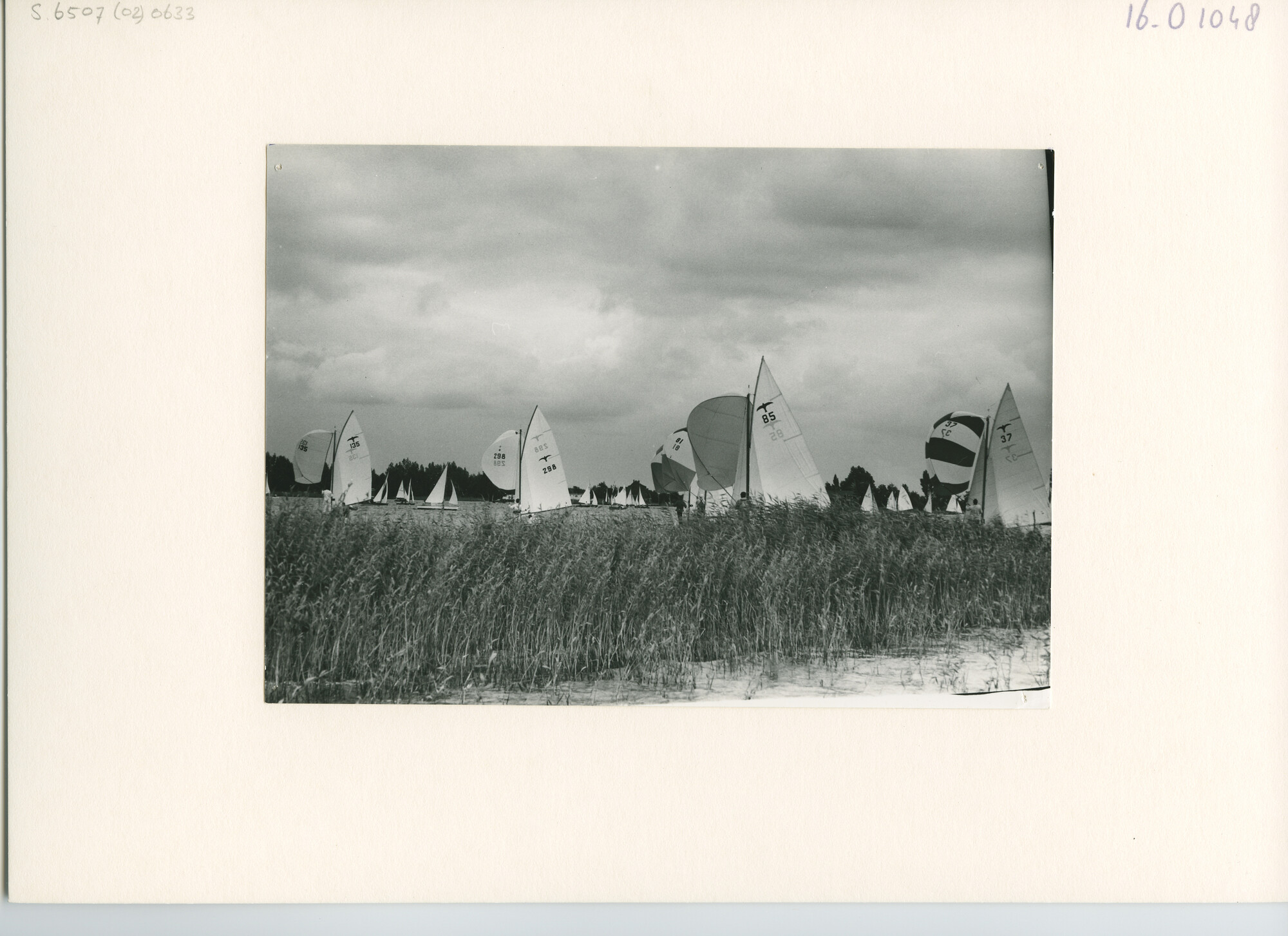 S.6507(02)0633.01; Zwart-wit foto van de Valkenklasse op de Loosdrechtse Plassen, het Sneekermeer en het Alkmaardermeer; foto
