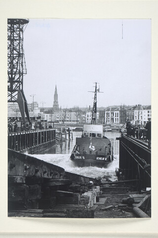 S.5219(12)0405; Foto's van de tewaterlating van de havensleepboot 'Schelde III', gebouwd op de langshelling van de ASM; fotoreportage