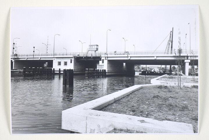 S.5219(12)0551; Fotos van de nieuwe verkeersbrug voor Rijksweg no. 1 bij Muiden gebouwd door de ASM; fotoreportage