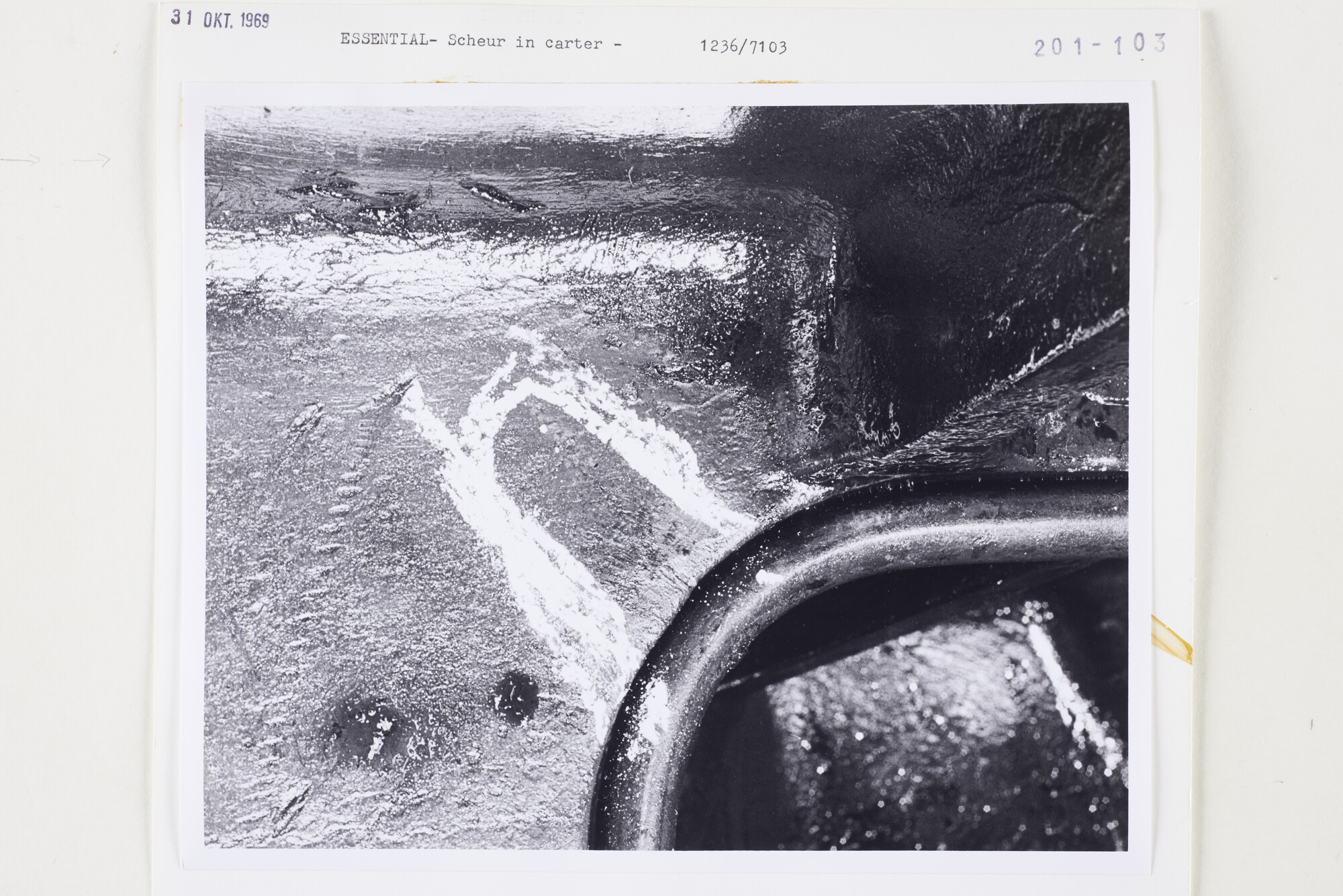 S.5444(5068)10; Foto van schade aan werktuigen in de motorkamer van de Essential; foto